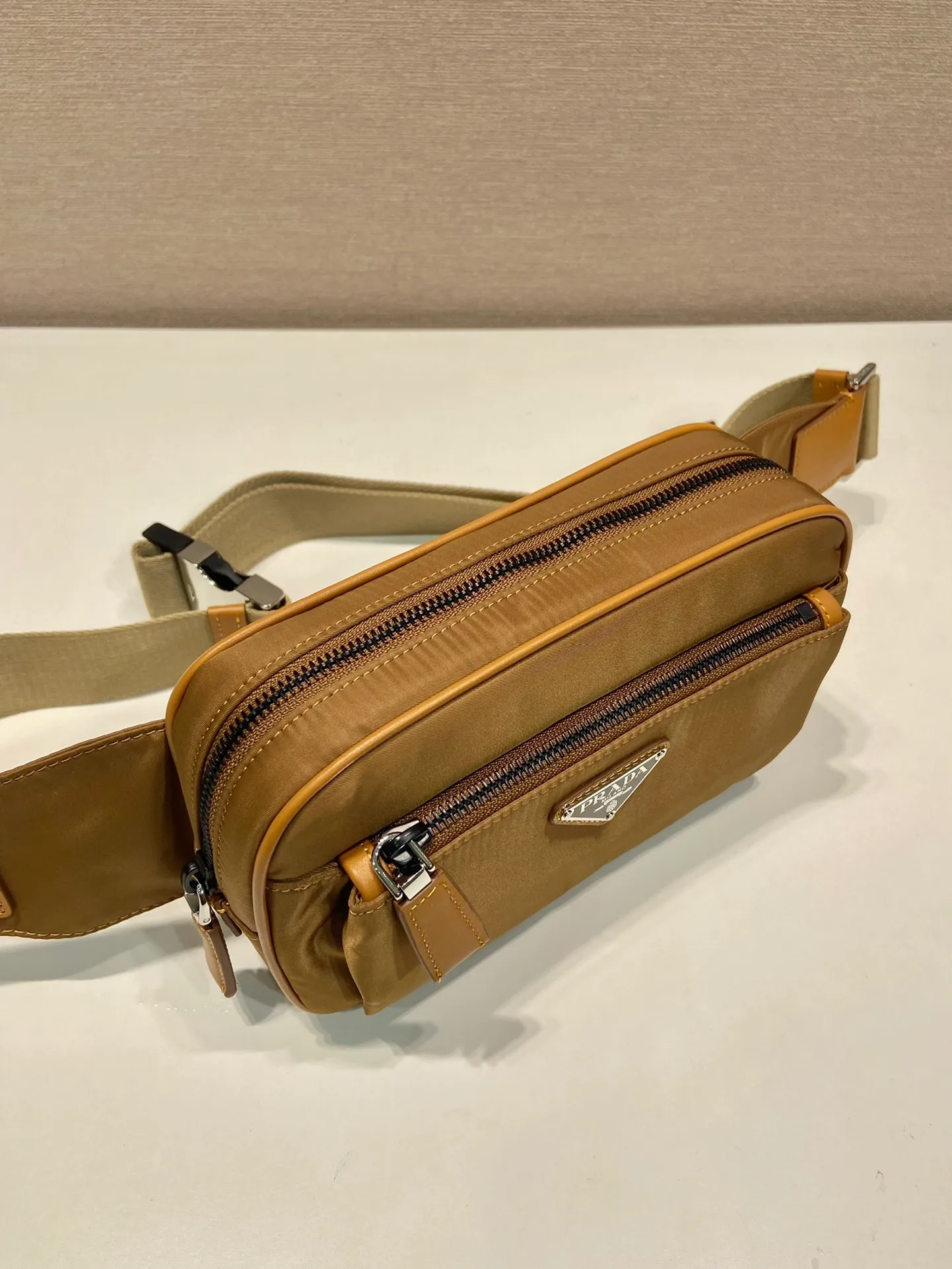 💰760🎉Classic hot style🎉2VL977 cork color👍👍 This fanny pack is made of imported nylon material, adjustable nylon belt with buckle, zipper closure, polished steel hardware, internal logo plate, external enamel triangle logo, can be used as a fanny pack and chest bag, suitable for both men and women😘😘Another popular style that will never go out of style👍👍Length 21xH12.5xBottom 4.5cm👍👍👍💰💰💰