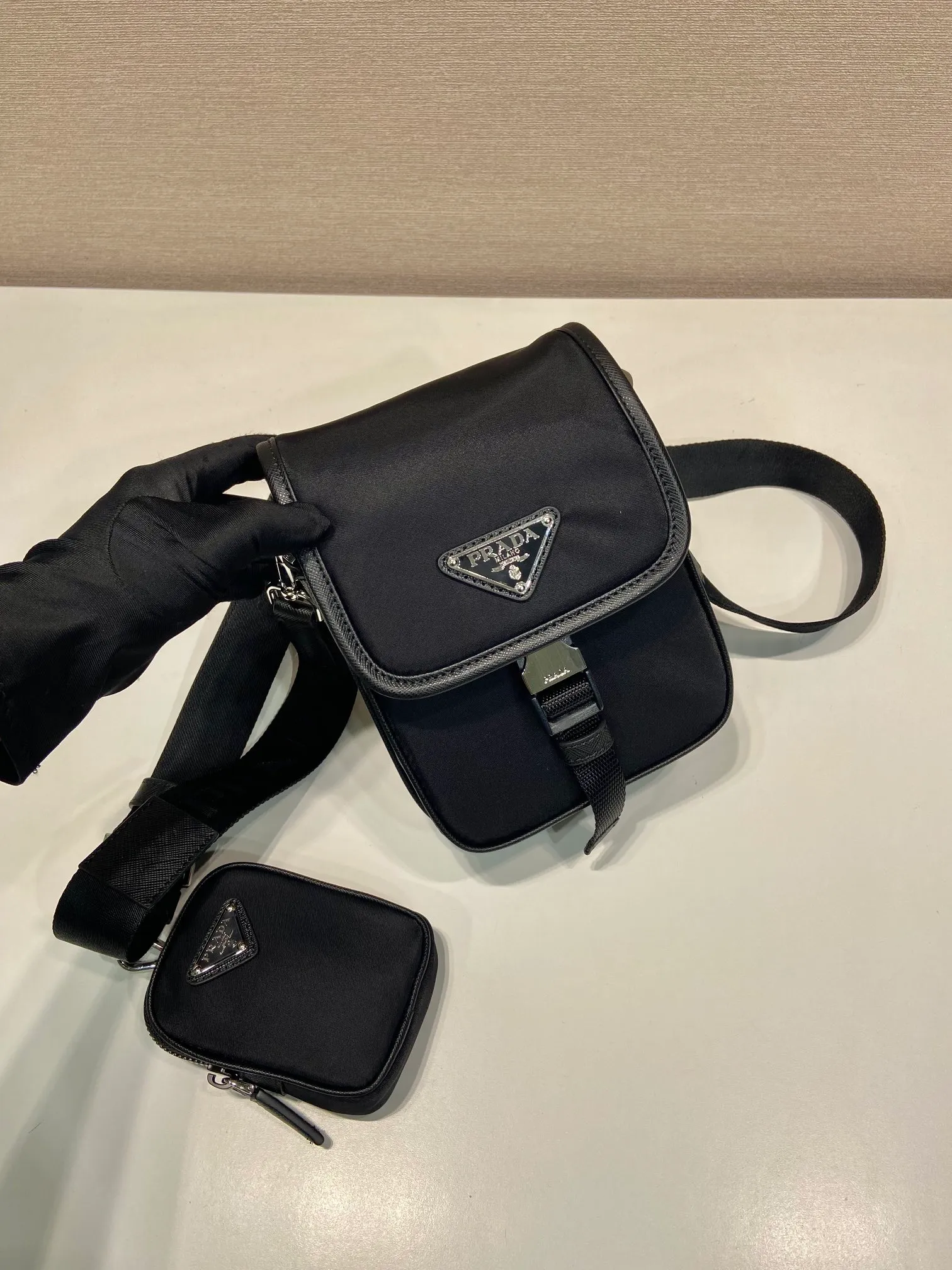 💰960🎉Upgraded mobile phone bag🎉2VD043 shoulder strap is detachable🎉 This shoulder bag has a front flap, is made of iconic Saffiano leather and Re-Nylon recycled nylon material, and is equipped with a detachable and adjustable long shoulder strap. The design space is large and the upper body effect is very cool. It is another one worth buying😘😘to create a unique mix and match design style. It looks simple and elegant, and it is a popular style that will never go out of style👏👏 Length 14x height 19x bottom 5.5cm