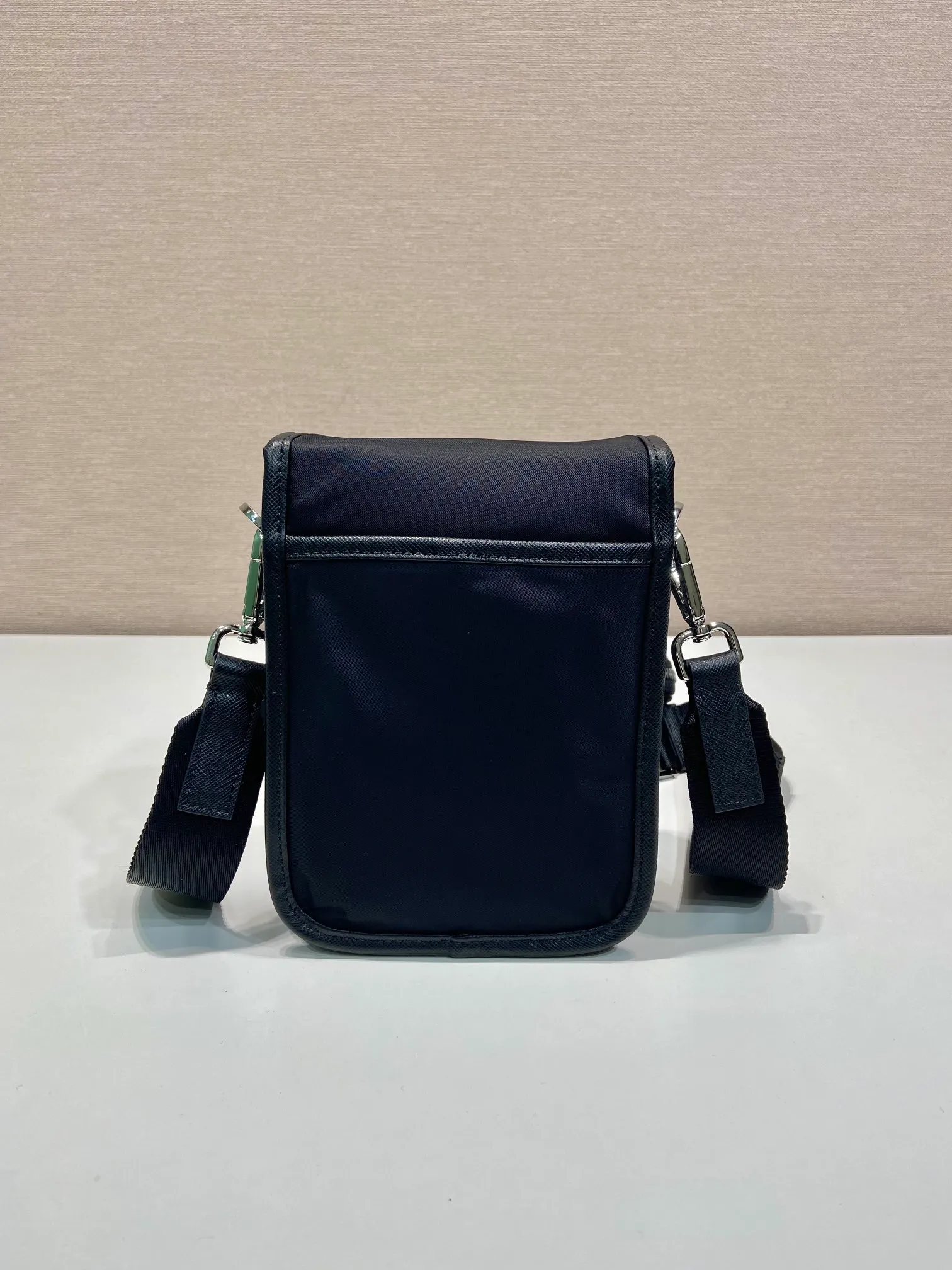 💰960🎉Upgraded mobile phone bag🎉2VD043 shoulder strap is detachable🎉 This shoulder bag has a front flap, is made of iconic Saffiano leather and Re-Nylon recycled nylon material, and is equipped with a detachable and adjustable long shoulder strap. The design space is large and the upper body effect is very cool. It is another one worth buying😘😘to create a unique mix and match design style. It looks simple and elegant, and it is a popular style that will never go out of style👏👏 Length 14x height 19x bottom 5.5cm