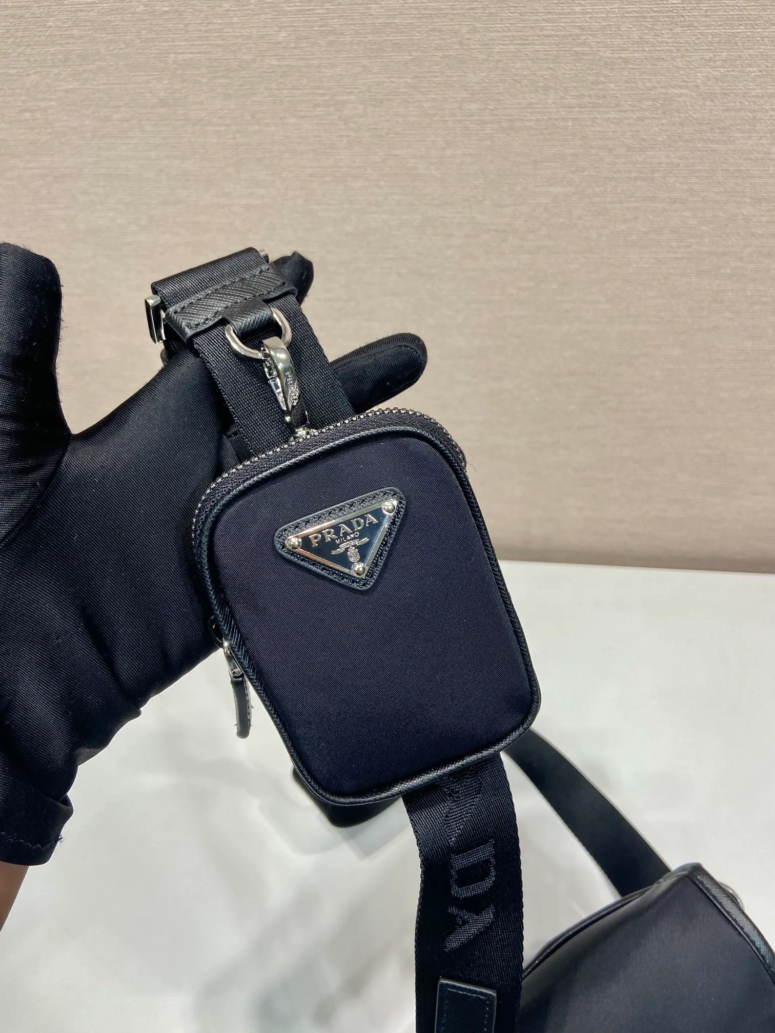 💰960🎉Upgraded mobile phone bag🎉2VD043 shoulder strap is detachable🎉 This shoulder bag has a front flap, is made of iconic Saffiano leather and Re-Nylon recycled nylon material, and is equipped with a detachable and adjustable long shoulder strap. The design space is large and the upper body effect is very cool. It is another one worth buying😘😘to create a unique mix and match design style. It looks simple and elegant, and it is a popular style that will never go out of style👏👏 Length 14x height 19x bottom 5.5cm