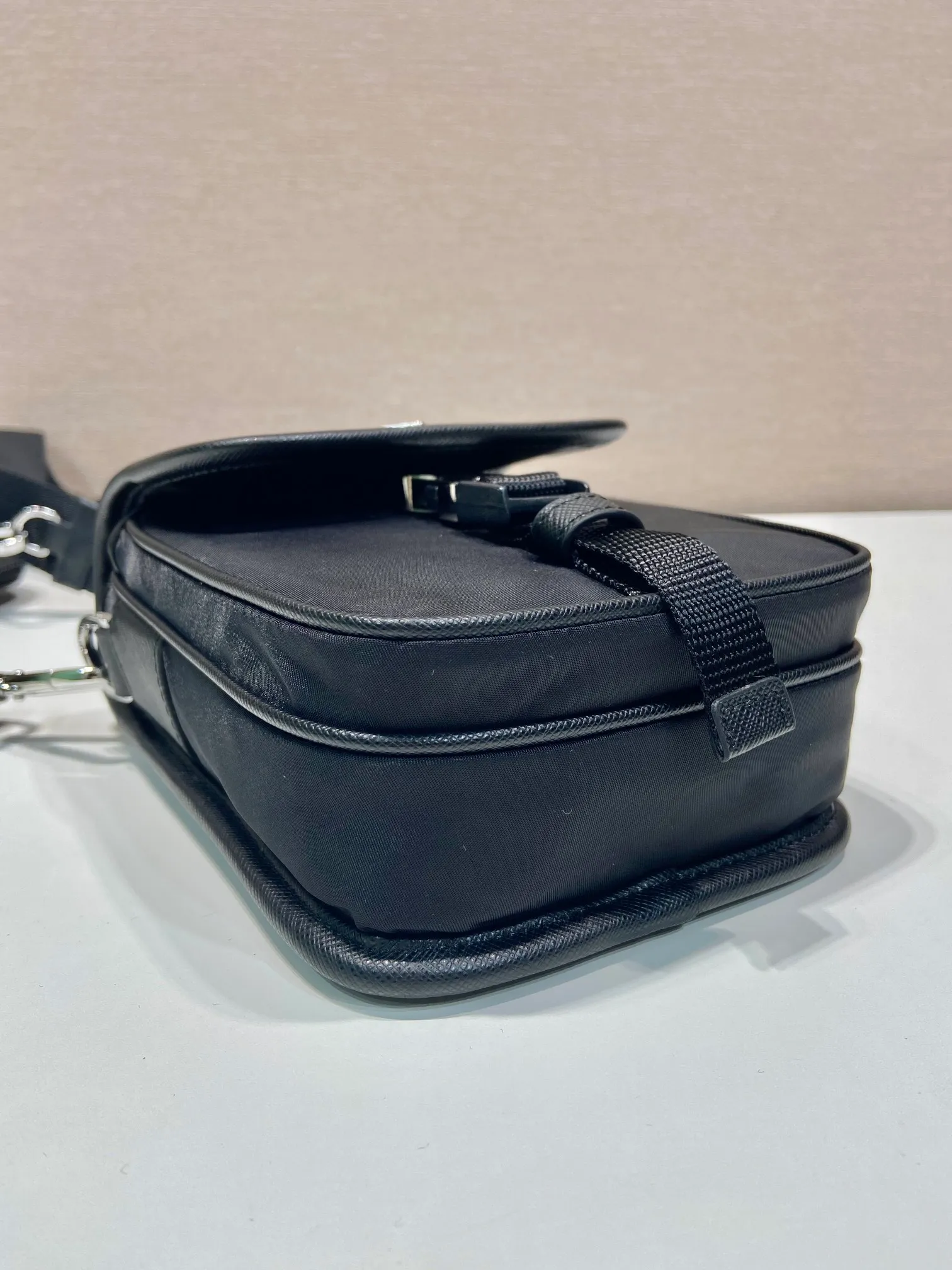 💰960🎉Upgraded mobile phone bag🎉2VD043 shoulder strap is detachable🎉 This shoulder bag has a front flap, is made of iconic Saffiano leather and Re-Nylon recycled nylon material, and is equipped with a detachable and adjustable long shoulder strap. The design space is large and the upper body effect is very cool. It is another one worth buying😘😘to create a unique mix and match design style. It looks simple and elegant, and it is a popular style that will never go out of style👏👏 Length 14x height 19x bottom 5.5cm