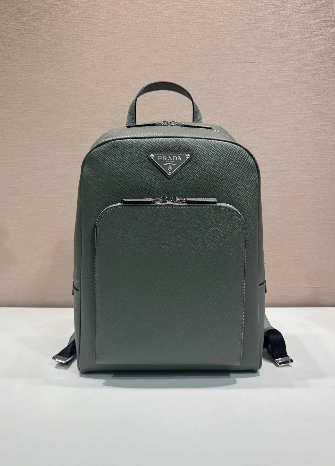 💰2360🎉New backpack🎉2VZ102 new👏Original item👍👍 Made of imported Saffiano leather material, metal hardware accessories, two adjustable leather straps😘😘With two-way zipper, front pocket design, this backpack is simple and fashionable. It can meet various occasions such as commuting to work or daily travel during vacation. Another popular style that will never go out of style👍👍Length 30x Height 43x Bottom 12.5cm👏👏👏💰💰💰