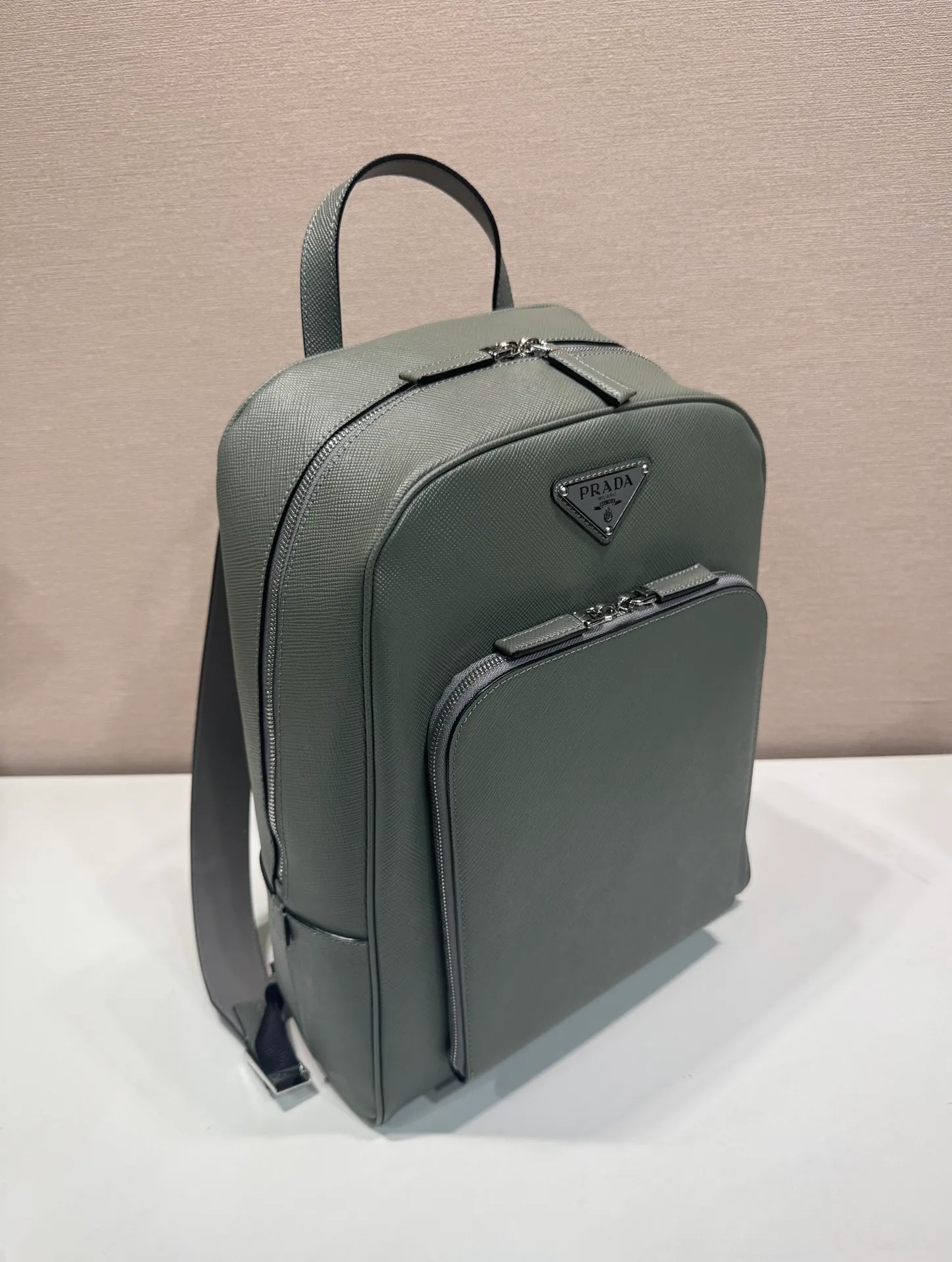 💰2360🎉New backpack🎉2VZ102 new👏Original item👍👍 Made of imported Saffiano leather material, metal hardware accessories, two adjustable leather straps😘😘With two-way zipper, front pocket design, this backpack is simple and fashionable. It can meet various occasions such as commuting to work or daily travel during vacation. Another popular style that will never go out of style👍👍Length 30x Height 43x Bottom 12.5cm👏👏👏💰💰💰