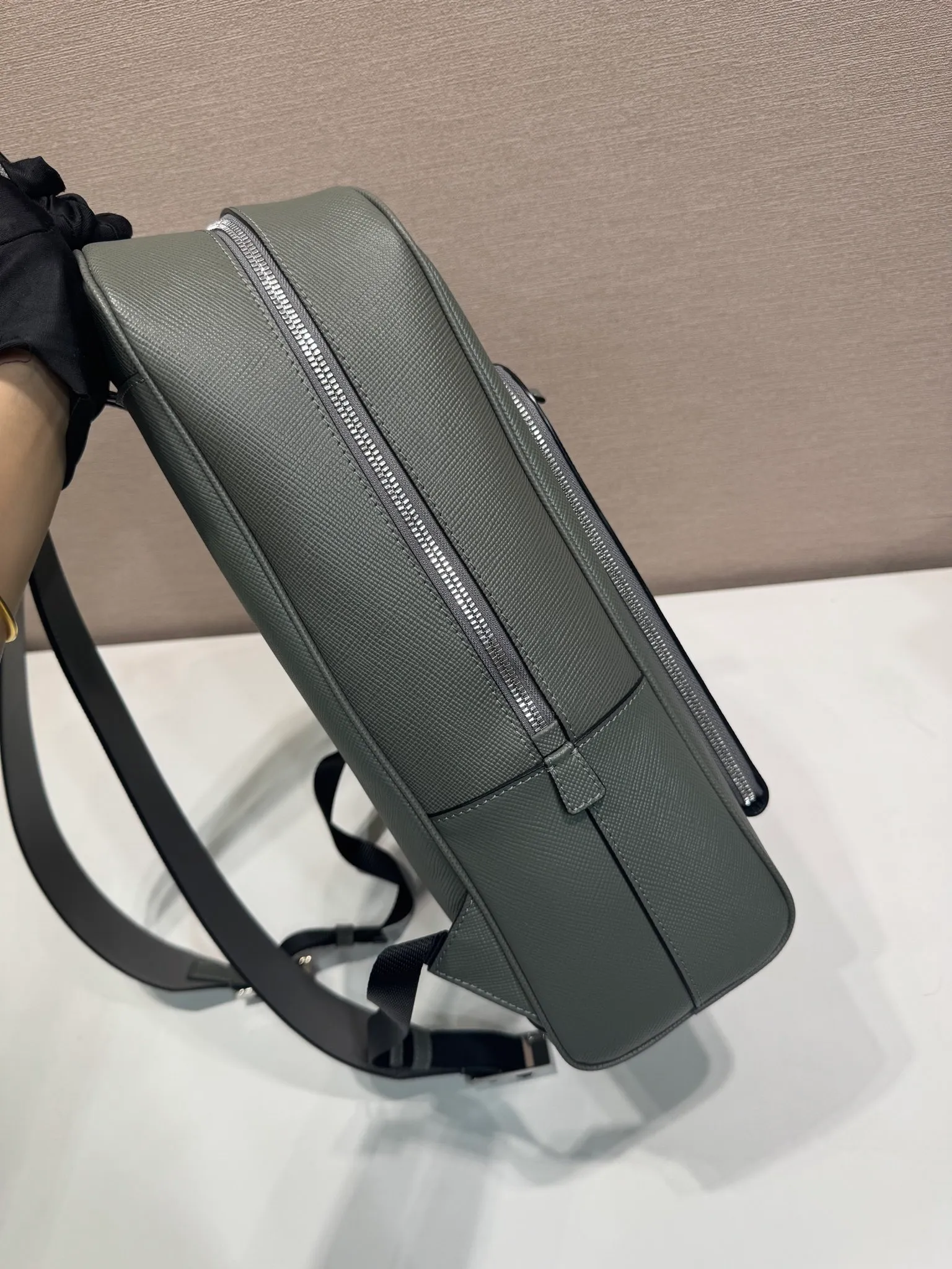 💰2360🎉New backpack🎉2VZ102 new👏Original item👍👍 Made of imported Saffiano leather material, metal hardware accessories, two adjustable leather straps😘😘With two-way zipper, front pocket design, this backpack is simple and fashionable. It can meet various occasions such as commuting to work or daily travel during vacation. Another popular style that will never go out of style👍👍Length 30x Height 43x Bottom 12.5cm👏👏👏💰💰💰
