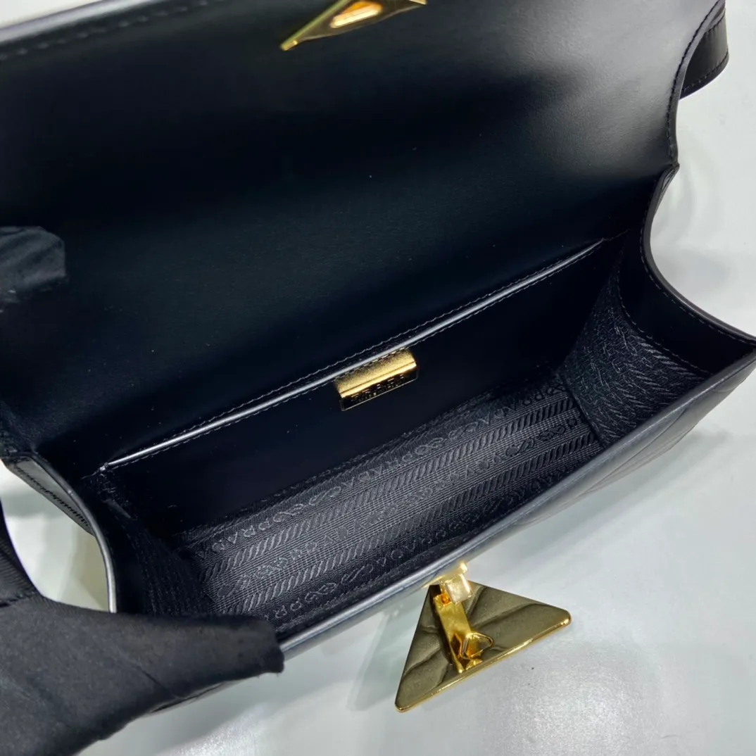 💰1500🎉New triangular rhombus stewardess bag🎉1BD320🎉🎉 This stewardess bag is made of imported calfskin, with a handmade triangular rhombus design. The long shoulder strap is adjustable and can be worn on one shoulder or crossbody. The front triangular metal closure. It has a large capacity, is simple and elegant, and is full of fashion. Babies, hurry up and get started. 🎉🎉 Length 22x Height 16x Bottom 6cm🎉🎉🎉👏👏👏