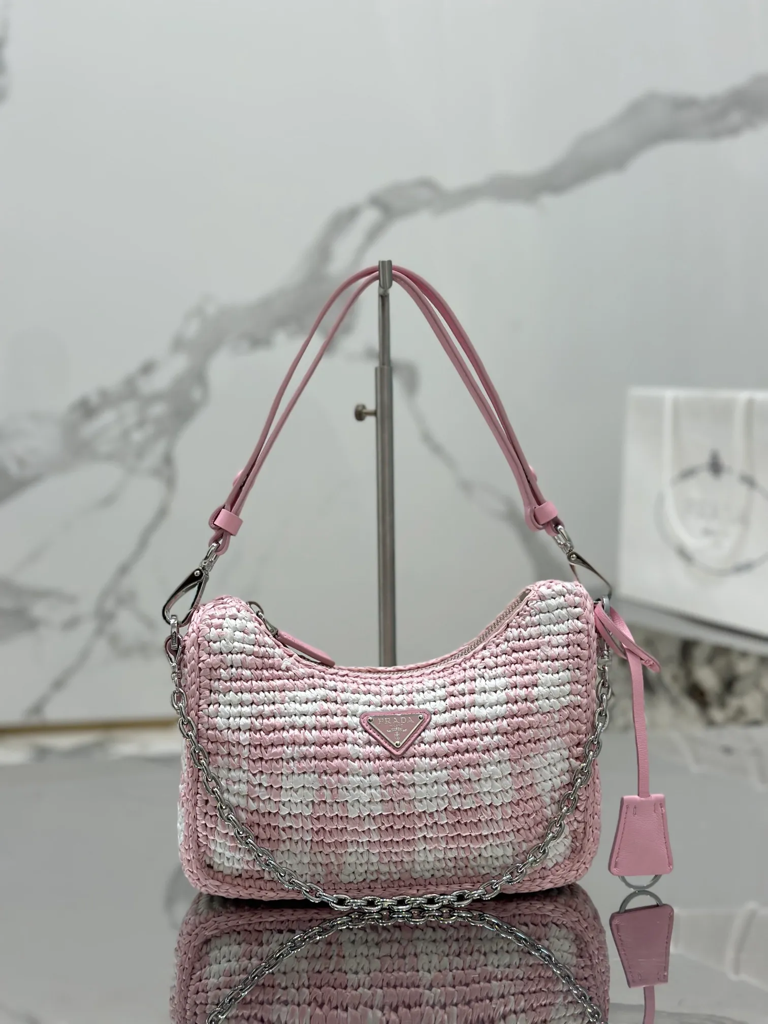 💰1640🌟Hobo armpit weaving is handmade with top-quality raffia, has smart colors and fashionable charm, and has a classic triangle logo on the front, with a detachable chain, handbag and leather shoulder. It is not only practical, lightweight but also beautiful! Size: 22-18-6cm Model: 1BC204 weaving