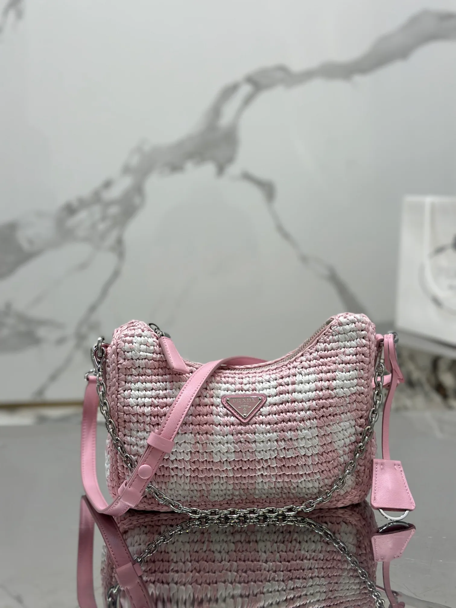 💰1640🌟Hobo armpit weaving is handmade with top-quality raffia, has smart colors and fashionable charm, and has a classic triangle logo on the front, with a detachable chain, handbag and leather shoulder. It is not only practical, lightweight but also beautiful! Size: 22-18-6cm Model: 1BC204 weaving