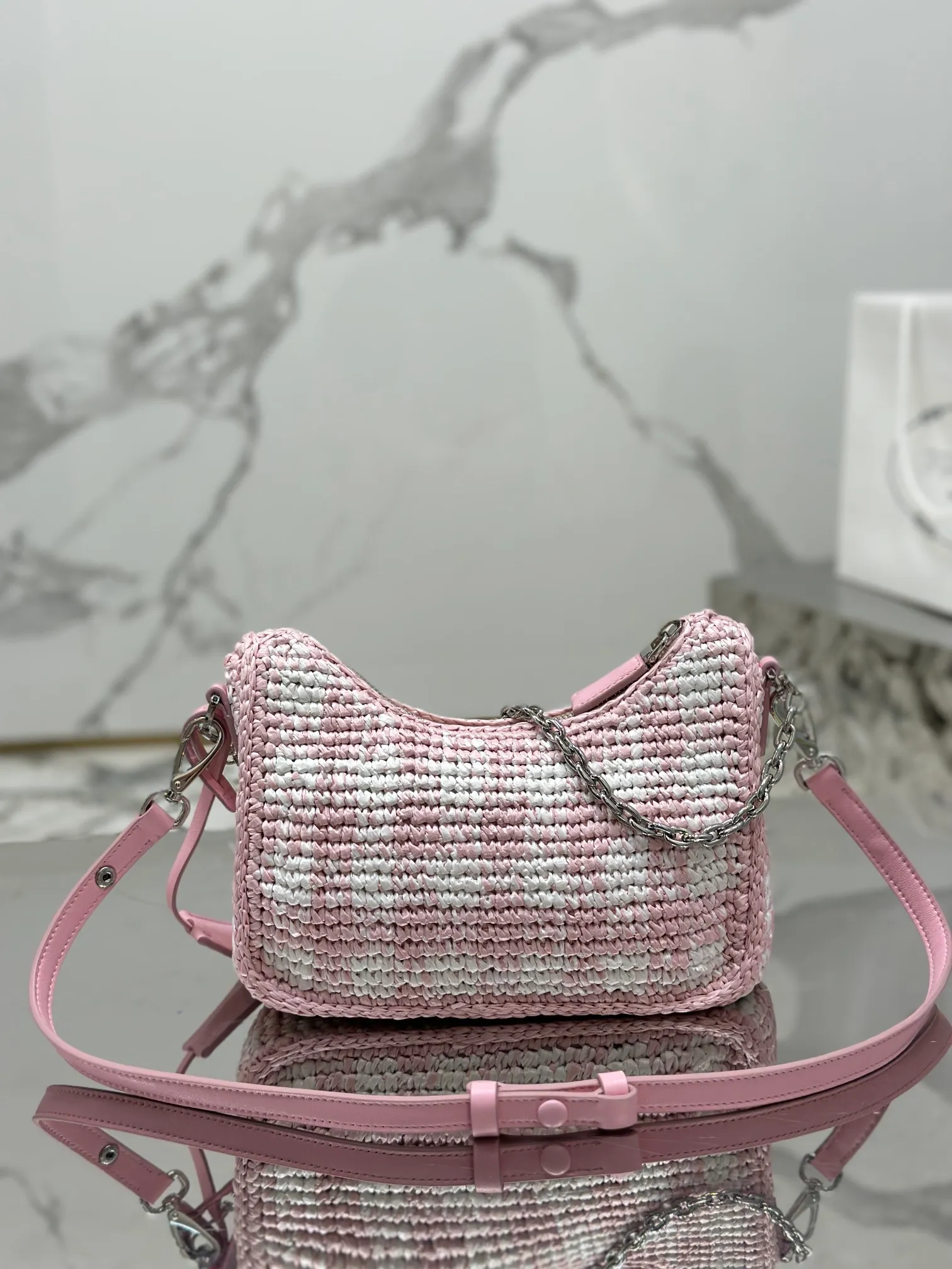 💰1640🌟Hobo armpit weaving is handmade with top-quality raffia, has smart colors and fashionable charm, and has a classic triangle logo on the front, with a detachable chain, handbag and leather shoulder. It is not only practical, lightweight but also beautiful! Size: 22-18-6cm Model: 1BC204 weaving