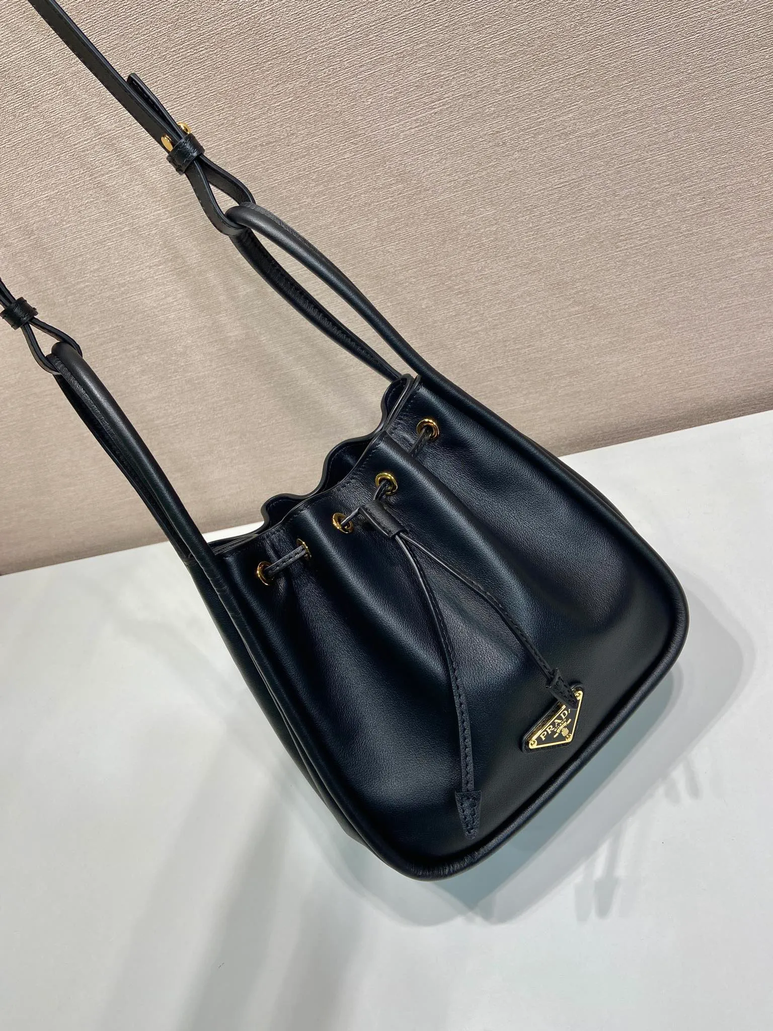 💰1520🎉New bucket bag🎉1BE087🎉🎉 This bucket bag is made of imported calfskin and equipped with a detachable long shoulder strap, which can be carried in various ways. It can be carried by hand or shoulder strap. The bag mouth is designed with a drawstring. It is highly functional and perfect. It has a large space and the upper body effect is beautiful and fashionable. Baby, hurry up and get it🎉🎉 Length 22x Height 21x Bottom 10.5cm🎉🎉🎉💰💰💰