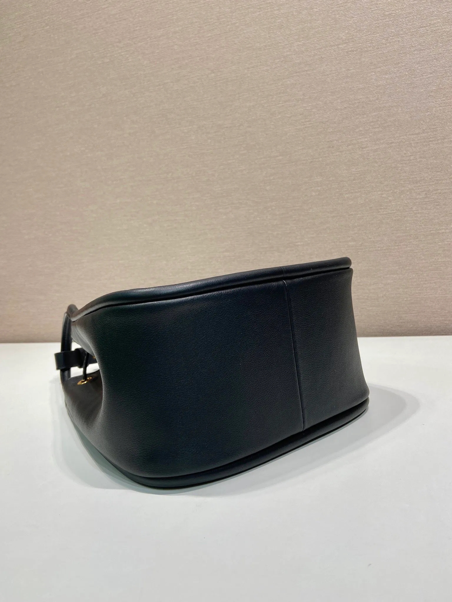 💰1520🎉New bucket bag🎉1BE087🎉🎉 This bucket bag is made of imported calfskin and equipped with a detachable long shoulder strap, which can be carried in various ways. It can be carried by hand or shoulder strap. The bag mouth is designed with a drawstring. It is highly functional and perfect. It has a large space and the upper body effect is beautiful and fashionable. Baby, hurry up and get it🎉🎉 Length 22x Height 21x Bottom 10.5cm🎉🎉🎉💰💰💰
