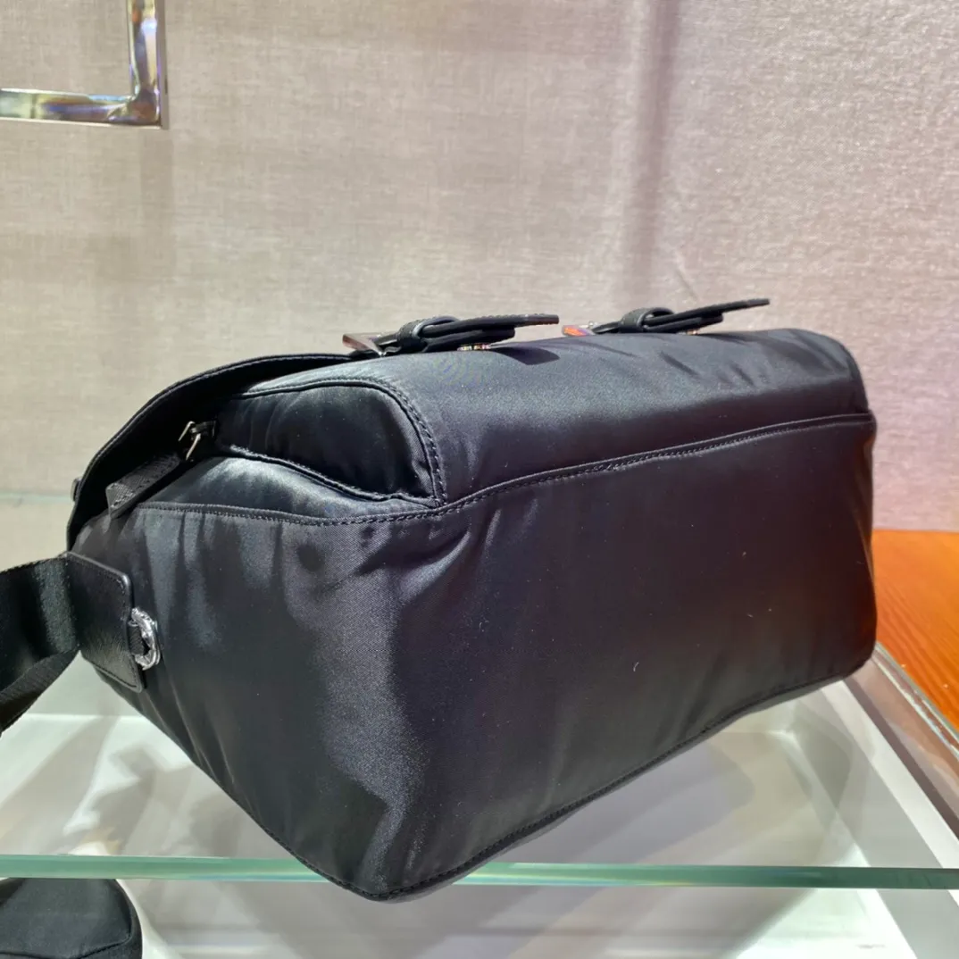 💰1260🎉Upgraded messenger bag🎉1BD671🎉🎉 This messenger bag is embellished with Saffiano leather details. Decorated with logo and steel hardware triangle elements, it is equipped with an adjustable fabric shoulder strap and a detachable small bag on the shoulder strap. I really love it😘😘The capacity is very large and the upper body effect is great. Get it now👏👏Another popular style that will never go out of style🎉🎉 Length 30x Height 25x Bottom 12cm🎉🎉🎉💰💰💰💰