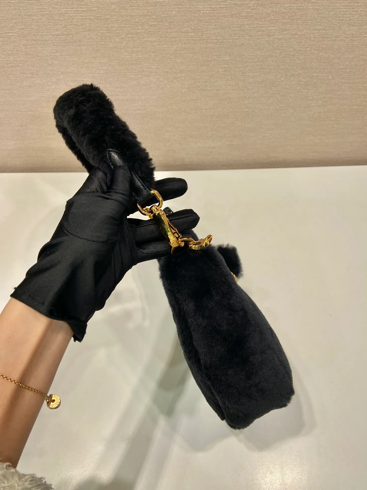 💰1520🎉Hobo fur bag🎉1Bc204 new goat hair🎉🎉 This Hobo fur bag is made of imported goats and is equipped with a detachable fur shoulder strap and chain. It adds a touch of sexiness under the armpit bag and is also equipped with a detachable long shoulder strap. Babies who like sportsexy can carry it cross-body and continue to create a concave shape easily. It is highly functional. What I love most is that there is a small pendant hanging on the shoulder strap. So beautiful🎉🎉 A must-have in winter, I love it for babies. Get it now. Length 23x Height 17x Bottom 8cm🎉🎉🎉
