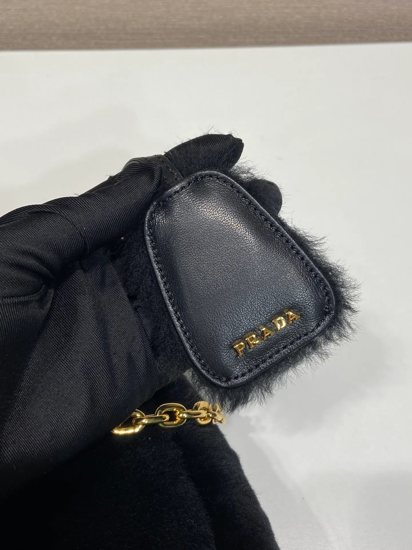 💰1520🎉Hobo fur bag🎉1Bc204 new goat hair🎉🎉 This Hobo fur bag is made of imported goats and is equipped with a detachable fur shoulder strap and chain. It adds a touch of sexiness under the armpit bag and is also equipped with a detachable long shoulder strap. Babies who like sportsexy can carry it cross-body and continue to create a concave shape easily. It is highly functional. What I love most is that there is a small pendant hanging on the shoulder strap. So beautiful🎉🎉 A must-have in winter, I love it for babies. Get it now. Length 23x Height 17x Bottom 8cm🎉🎉🎉