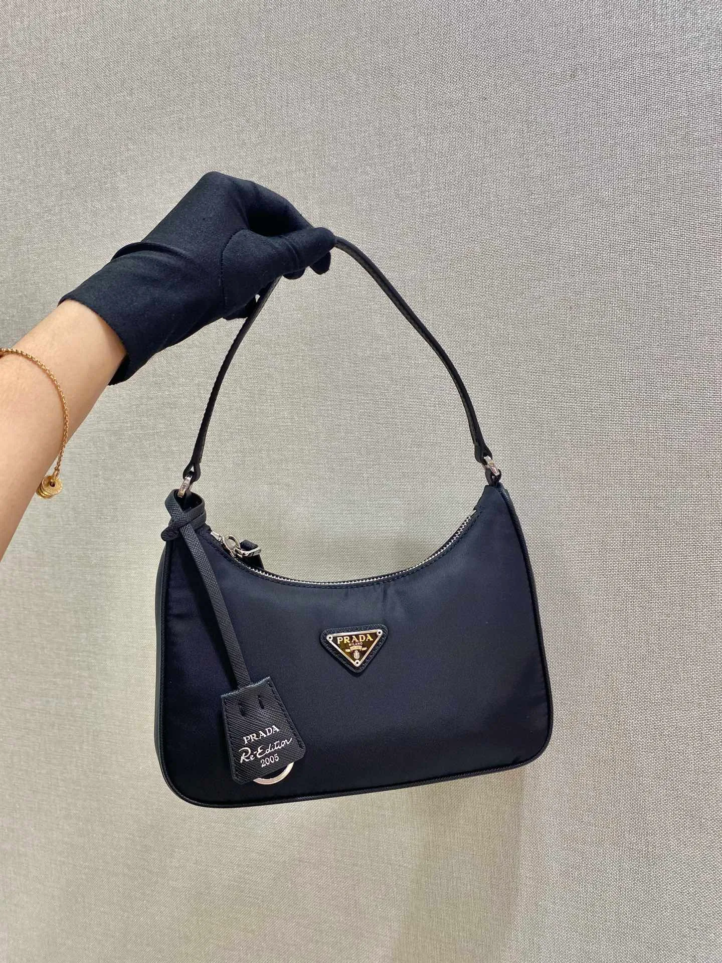 💰700🔥Leather shoulder strap Hobo bag🔥Original quality👍New 1NE204 moon-shaped second-hand bag, made of imported original parachute fabric, cross-grain cowhide handle, light The Hobo armpit bag is both convenient and practical. It is super simple and attractive👍👍. It is a small/lightweight/fitable/easy to wear/fashionable armpit bag. It can also be carried by hand and is super easy to use😍😍. It is currently the most popular bag among celebrities, aren’t you excited? 😜😜 Ladies, hurry up, length 22X height 12 people x base 6cm
