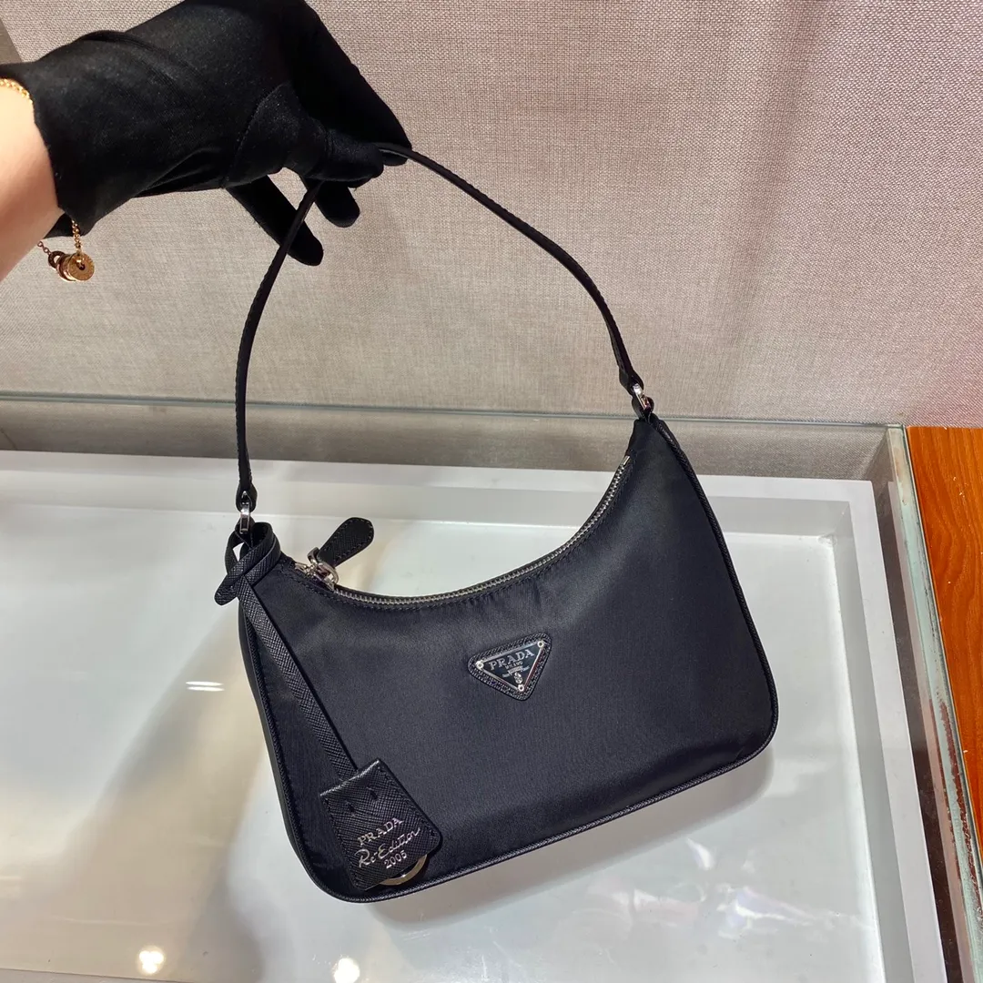 💰700🔥Leather shoulder strap Hobo bag🔥Original quality👍New 1NE204 moon-shaped second-hand bag, made of imported original parachute fabric, cross-grain cowhide handle, light The Hobo armpit bag is both convenient and practical. It is super simple and attractive👍👍. It is a small/lightweight/fitable/easy to wear/fashionable armpit bag. It can also be carried by hand and is super easy to use😍😍. It is currently the most popular bag among celebrities, aren’t you excited? 😜😜 Ladies, hurry up, length 22X height 12 people x base 6cm