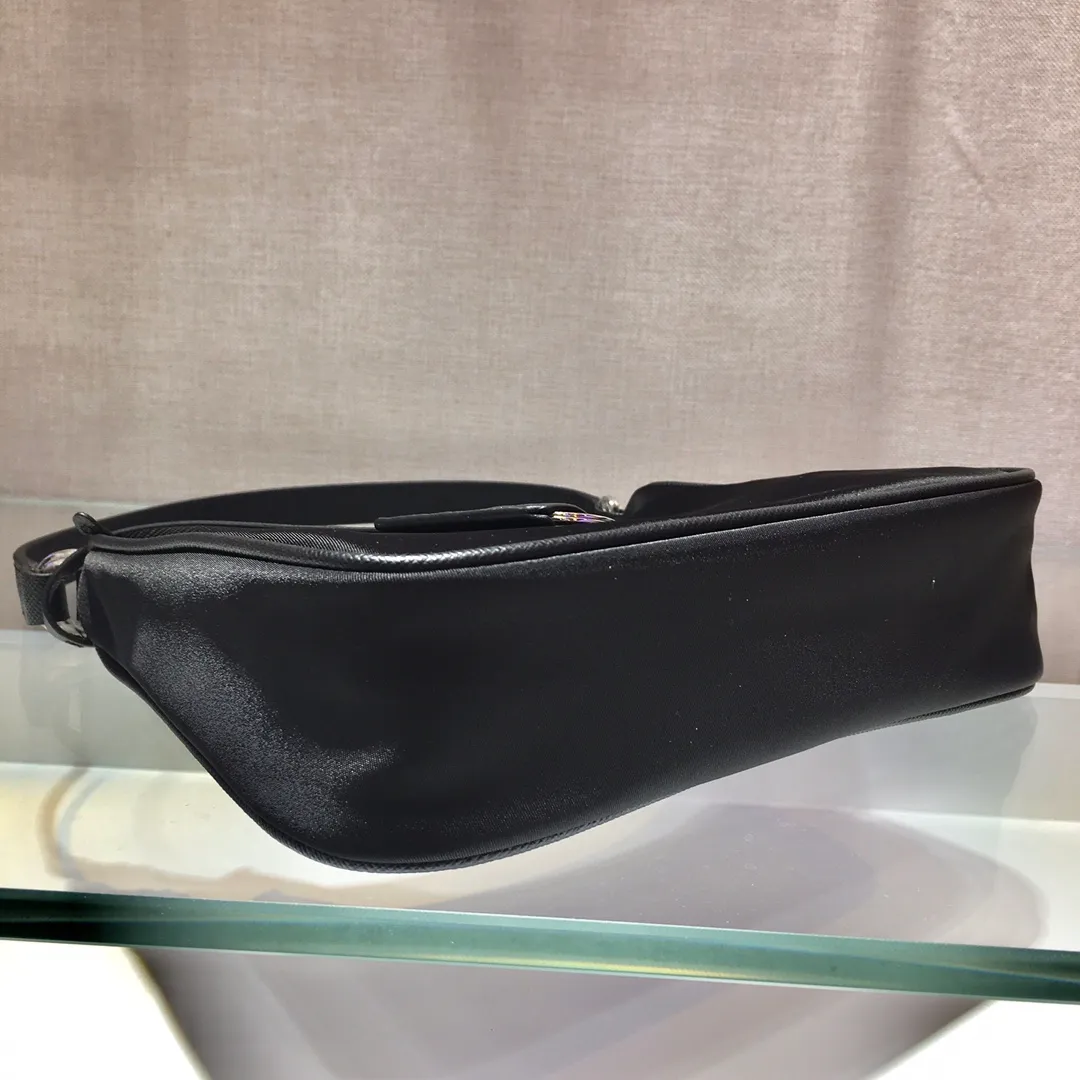 💰700🔥Leather shoulder strap Hobo bag🔥Original quality👍New 1NE204 moon-shaped second-hand bag, made of imported original parachute fabric, cross-grain cowhide handle, light The Hobo armpit bag is both convenient and practical. It is super simple and attractive👍👍. It is a small/lightweight/fitable/easy to wear/fashionable armpit bag. It can also be carried by hand and is super easy to use😍😍. It is currently the most popular bag among celebrities, aren’t you excited? 😜😜 Ladies, hurry up, length 22X height 12 people x base 6cm