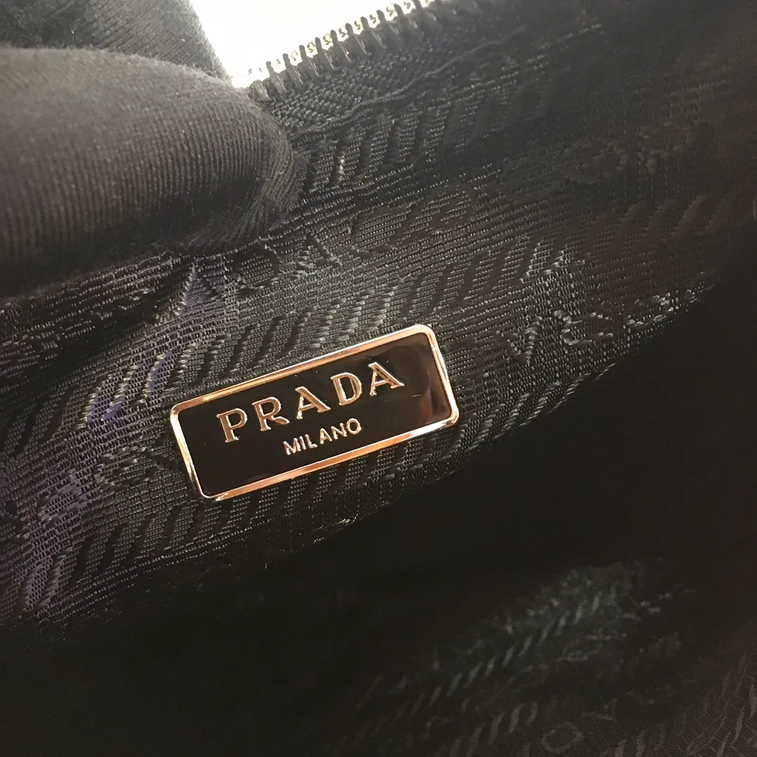 💰700🔥Leather shoulder strap Hobo bag🔥Original quality👍New 1NE204 moon-shaped second-hand bag, made of imported original parachute fabric, cross-grain cowhide handle, light The Hobo armpit bag is both convenient and practical. It is super simple and attractive👍👍. It is a small/lightweight/fitable/easy to wear/fashionable armpit bag. It can also be carried by hand and is super easy to use😍😍. It is currently the most popular bag among celebrities, aren’t you excited? 😜😜 Ladies, hurry up, length 22X height 12 people x base 6cm