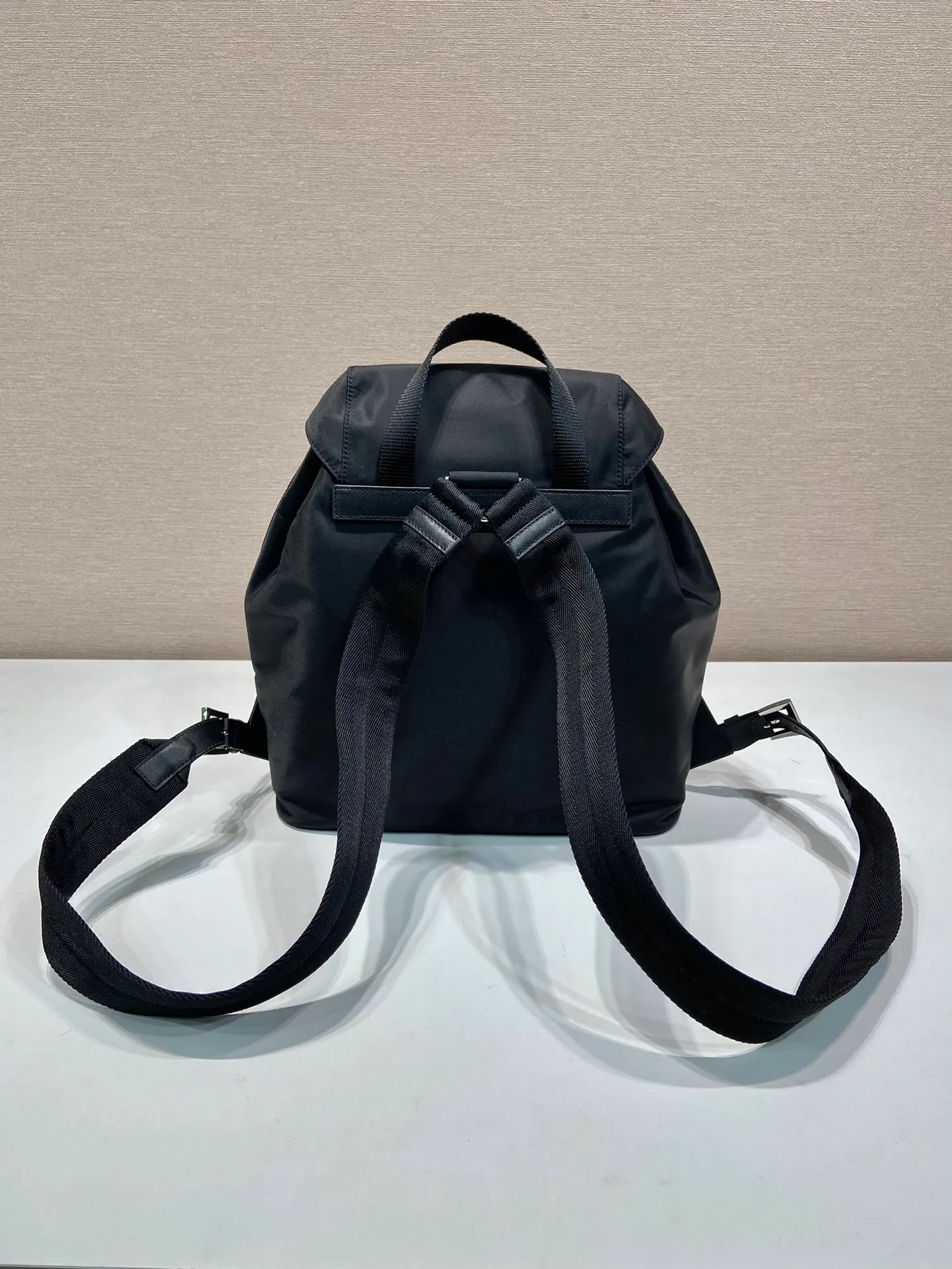 💰1120🎉Second-hand backpack🎉1BZ832 new model🎉🎉 This one is made of imported nylon fabric/calfskin, with zippered pockets on the front. The upper body effect is very beautiful, lightweight and practical. Easy to space. Babies, hurry up and get it, it’s another hit that will never go out of style. Length 27x Height 29x Bottom 13.5cm
