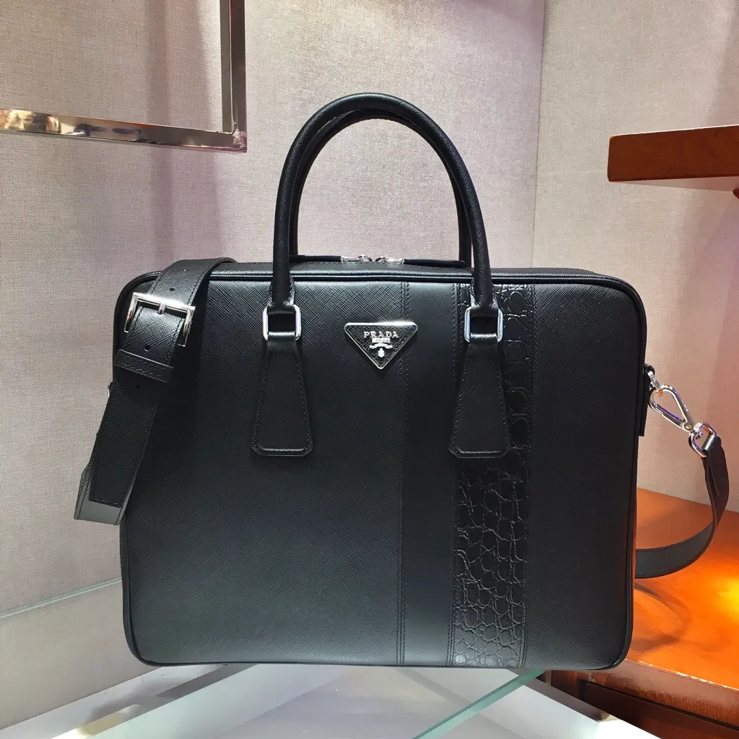 💰2160🎉Exclusive debut🎉2VE011D👍👍Made of imported Saffiano leather material, crocodile leather trim, polished stainless steel finish metal accessories, detachable and adjustable leather shoulder Strap, double handles, wrap-around zipper, internal layout for business use: two mobile phone pockets, one zipper pocket and one sliding pocket, this exquisite style😘😘is quite functional👍crocodile leather trim embellishes the bag body and outlines the silhouette. Looks very fashionable and grand👍👍 Length 36x Height 28x Bottom 6.5cm👏👏👏💰💰💰