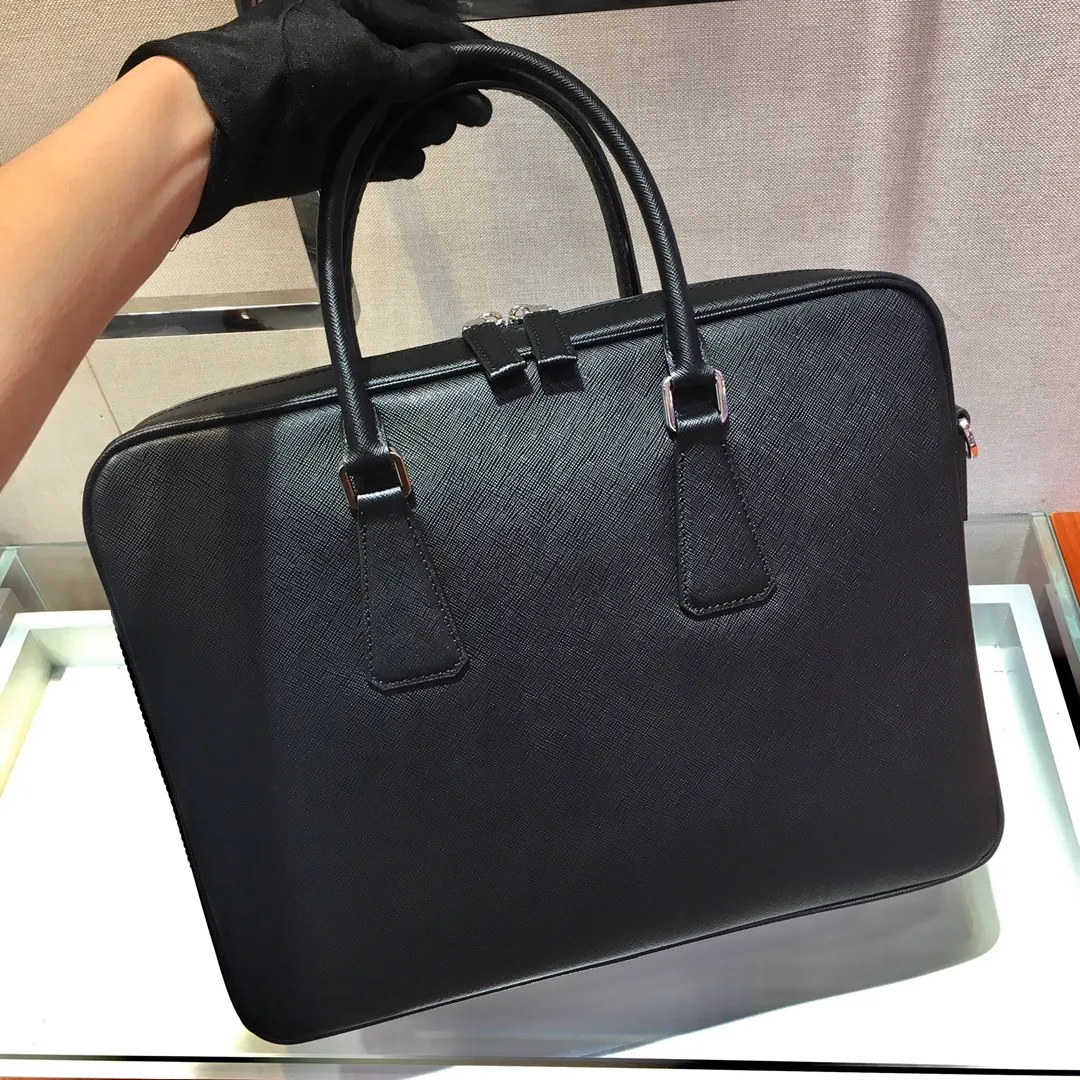 💰2160🎉Exclusive debut🎉2VE011D👍👍Made of imported Saffiano leather material, crocodile leather trim, polished stainless steel finish metal accessories, detachable and adjustable leather shoulder Strap, double handles, wrap-around zipper, internal layout for business use: two mobile phone pockets, one zipper pocket and one sliding pocket, this exquisite style😘😘is quite functional👍crocodile leather trim embellishes the bag body and outlines the silhouette. Looks very fashionable and grand👍👍 Length 36x Height 28x Bottom 6.5cm👏👏👏💰💰💰