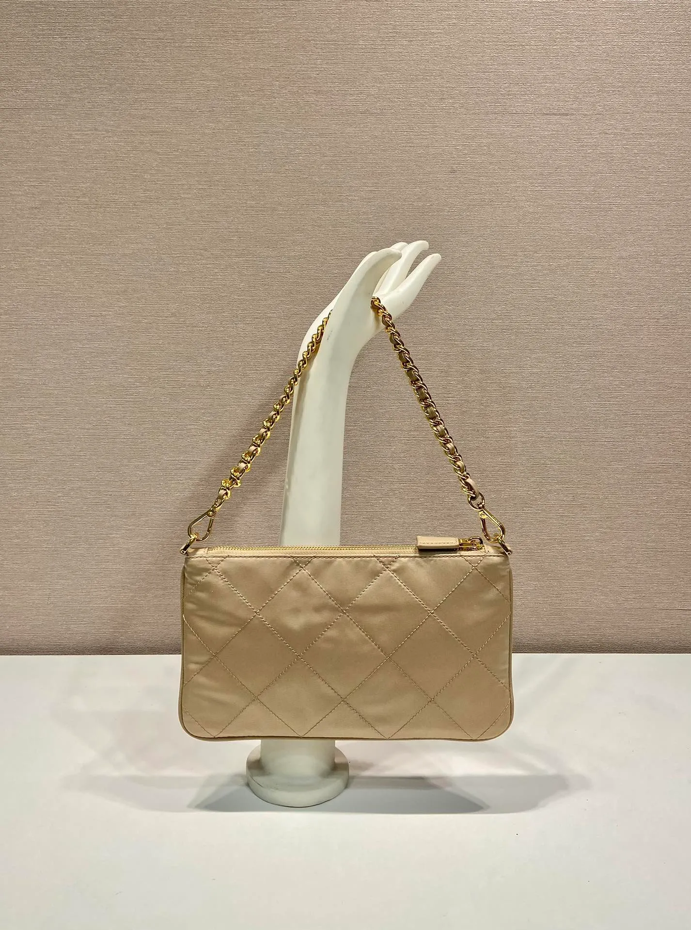 💰760🎉Embroidered Check Hobo🎉1Nl054 Underarm Bag🎉🎉 This underarm bag is made of regenerated nylon (Re-Nylon), which reflects a simple and elegant design. It is equipped with chain handles, decorated with same-color sewing grid lines, and enameled triangular metal logo. The upper body effect must be light and practical🎉🎉 Length 24.5x Height 14cm🎉🎉🎉👏👏👏