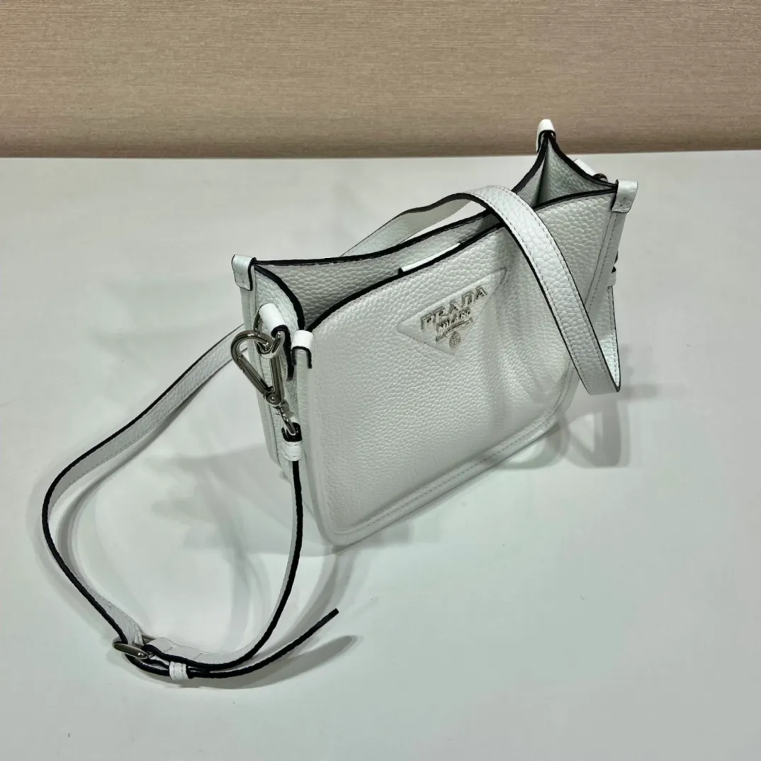💰1600👏New double shoulder strap bag👏1BH191/tote bag This leather mini shoulder bag has a simple design. A metallic triangle logo on the front adds signature tone. Equipped with detachable logo-printed webbing and leather shoulder straps, it can be exchanged at any time for different outfits and occasions😘😘to highlight its modern style. High fashion is the main fashion for daily matching. Hurry up and get it, it’s so beautiful👏👏 Length 19x height 20x bottom 6cm