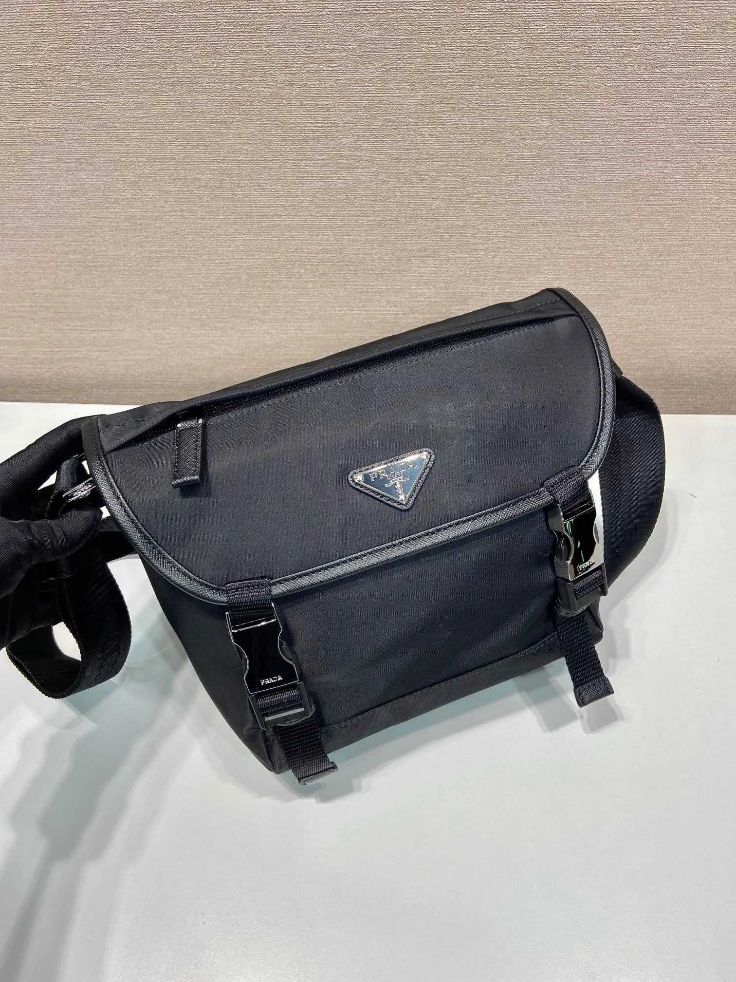 💰1120🎉New messenger bag🎉🎉2VD066 small🎉🎉 This messenger bag is designed with Re-Nylon recycled nylon fabric, with flap and snap closure, three external zipper pockets, internal zipper pocket and patch pocket. It has a large capacity and is a hit that will never go out of style. Handsome guys, come in quickly🎉🎉 Length 20 height 19 bottom 10cm🎉🎉🎉🍊🍊🍊