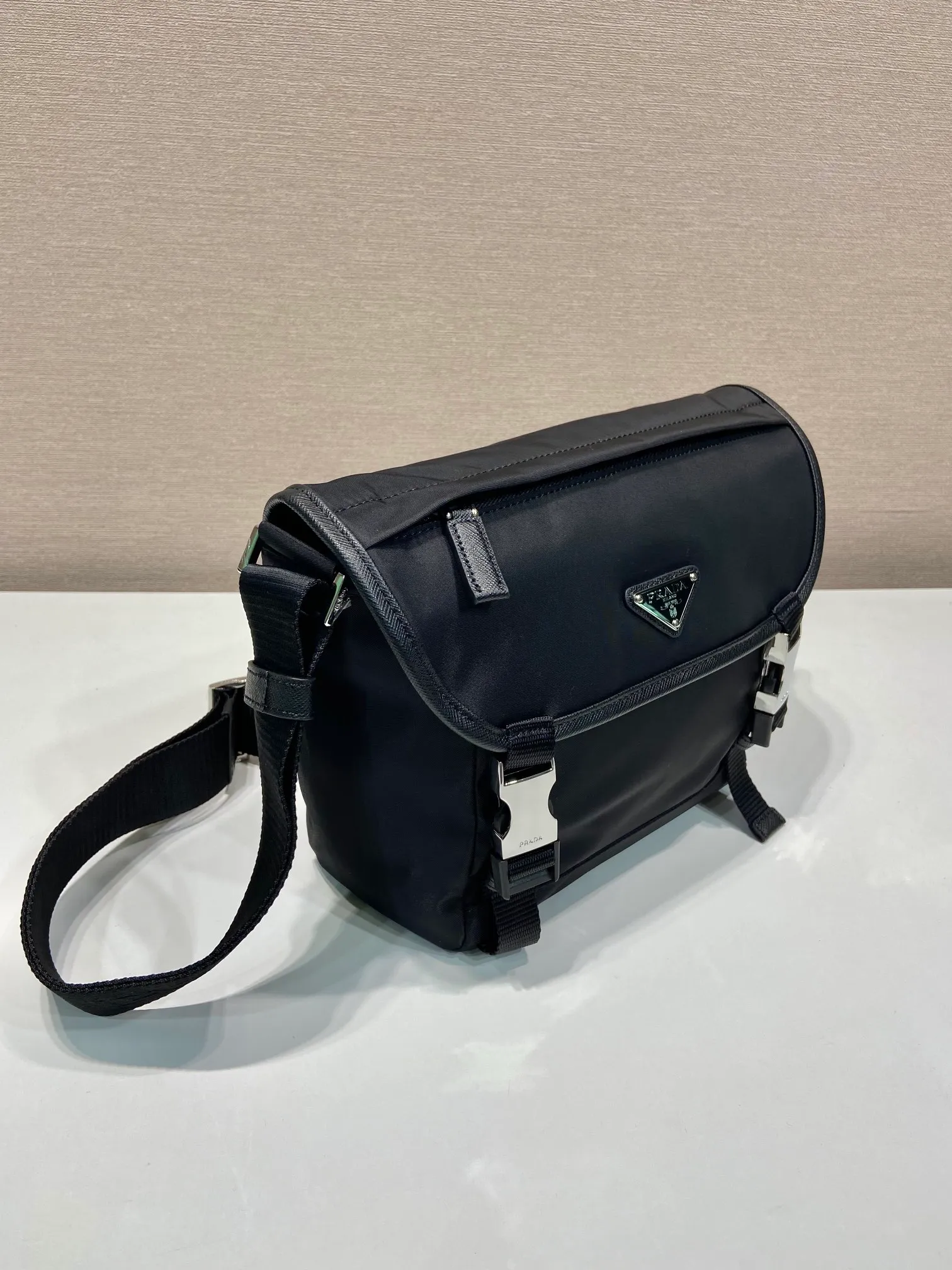 💰1120🎉New messenger bag🎉🎉2VD066 small🎉🎉 This messenger bag is designed with Re-Nylon recycled nylon fabric, with flap and snap closure, three external zipper pockets, internal zipper pocket and patch pocket. It has a large capacity and is a hit that will never go out of style. Handsome guys, come in quickly🎉🎉 Length 20 height 19 bottom 10cm🎉🎉🎉🍊🍊🍊
