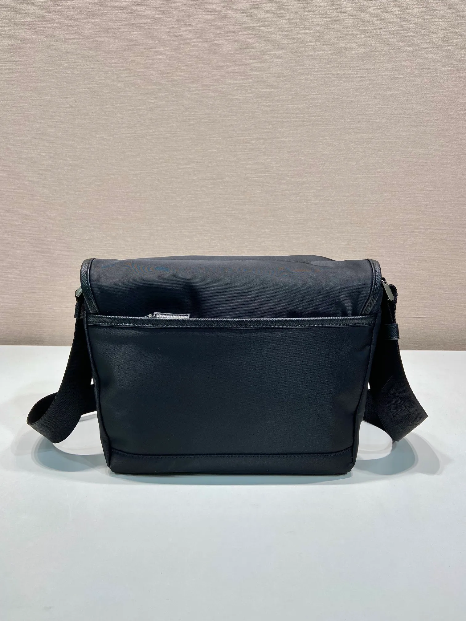 💰1120🎉New messenger bag🎉🎉2VD066 small🎉🎉 This messenger bag is designed with Re-Nylon recycled nylon fabric, with flap and snap closure, three external zipper pockets, internal zipper pocket and patch pocket. It has a large capacity and is a hit that will never go out of style. Handsome guys, come in quickly🎉🎉 Length 20 height 19 bottom 10cm🎉🎉🎉🍊🍊🍊