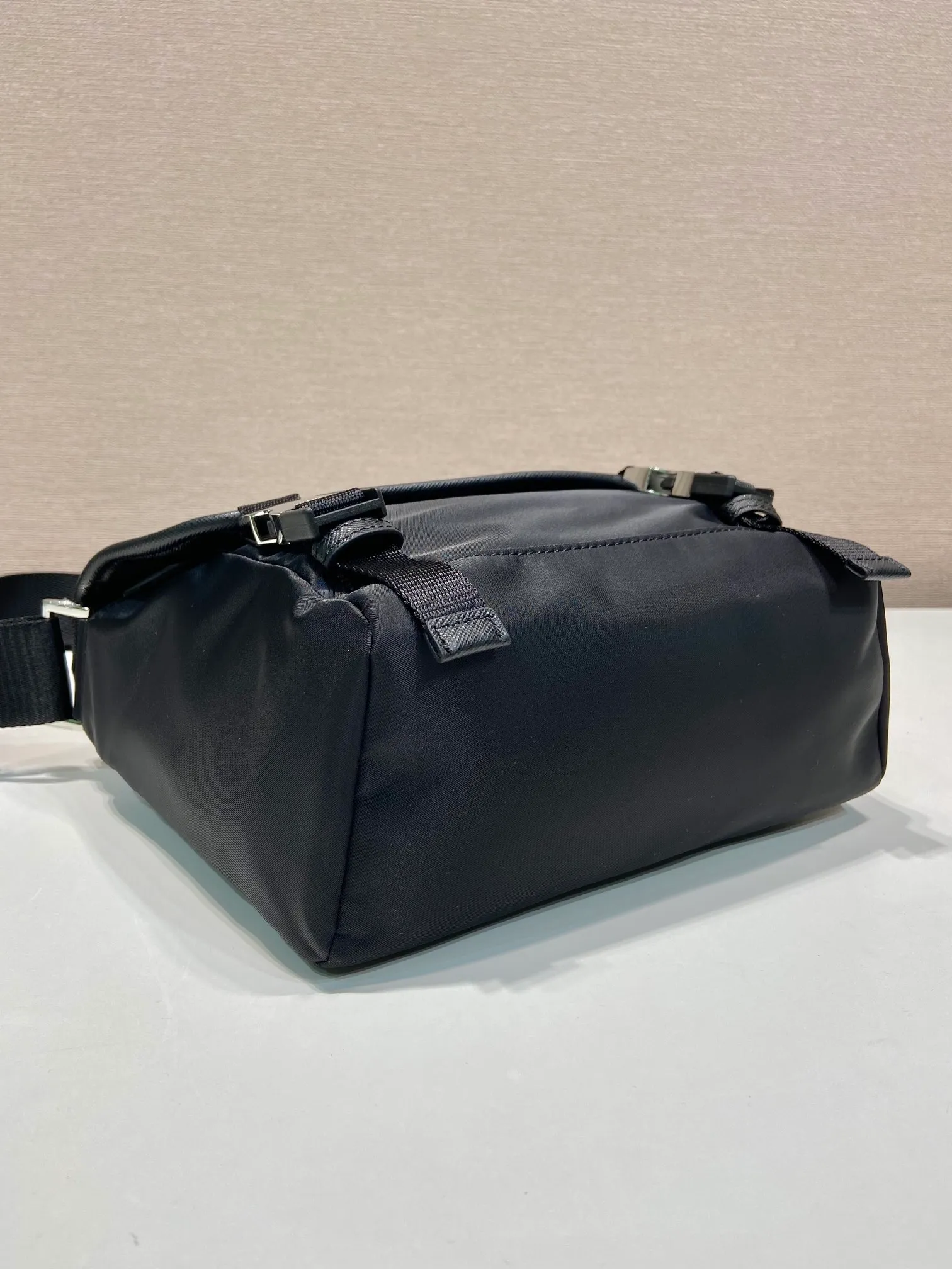 💰1120🎉New messenger bag🎉🎉2VD066 small🎉🎉 This messenger bag is designed with Re-Nylon recycled nylon fabric, with flap and snap closure, three external zipper pockets, internal zipper pocket and patch pocket. It has a large capacity and is a hit that will never go out of style. Handsome guys, come in quickly🎉🎉 Length 20 height 19 bottom 10cm🎉🎉🎉🍊🍊🍊