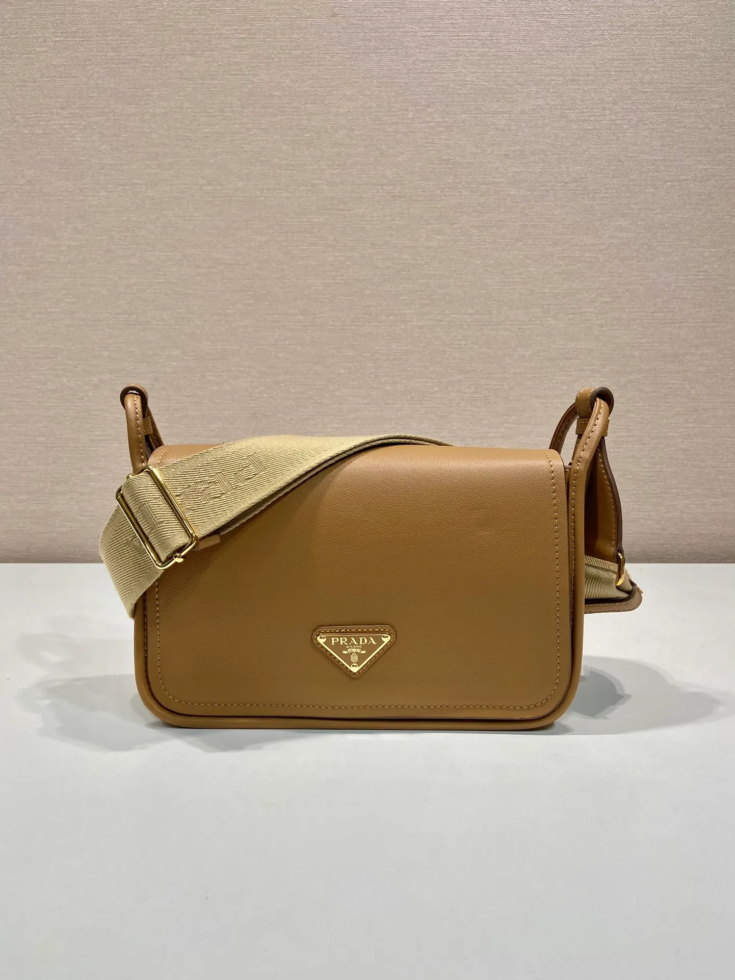 💰1760👏New double shoulder bag👏1BD372🎉 This leather shoulder bag has a simple design, made of imported calfskin, with a metal triangle logo and flip cover design on the front. It is equipped with 2 detachable logo webbing and leather shoulder straps, which can be exchanged at any time for different outfits and occasions😘😘to highlight its modern style. High fashion is the main fashion for daily matching. Hurry up and get it, it’s so beautiful👏👏 Length 23x Height 15x Bottom 8.5cm👏👏👏😘😘😘