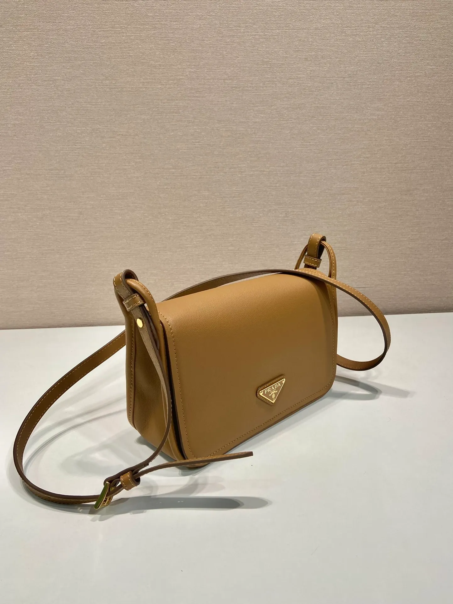 💰1760👏New double shoulder bag👏1BD372🎉 This leather shoulder bag has a simple design, made of imported calfskin, with a metal triangle logo and flip cover design on the front. It is equipped with 2 detachable logo webbing and leather shoulder straps, which can be exchanged at any time for different outfits and occasions😘😘to highlight its modern style. High fashion is the main fashion for daily matching. Hurry up and get it, it’s so beautiful👏👏 Length 23x Height 15x Bottom 8.5cm👏👏👏😘😘😘