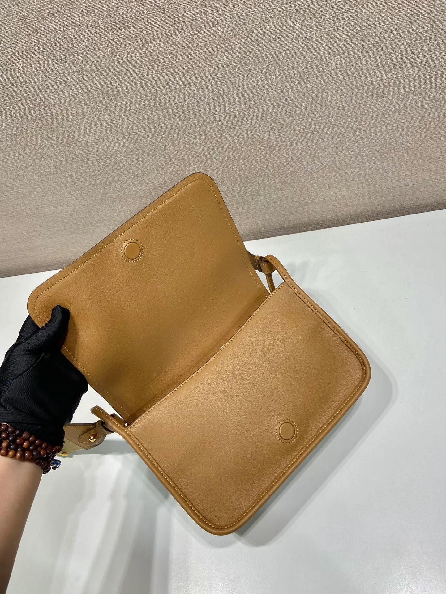 💰1760👏New double shoulder bag👏1BD372🎉 This leather shoulder bag has a simple design, made of imported calfskin, with a metal triangle logo and flip cover design on the front. It is equipped with 2 detachable logo webbing and leather shoulder straps, which can be exchanged at any time for different outfits and occasions😘😘to highlight its modern style. High fashion is the main fashion for daily matching. Hurry up and get it, it’s so beautiful👏👏 Length 23x Height 15x Bottom 8.5cm👏👏👏😘😘😘