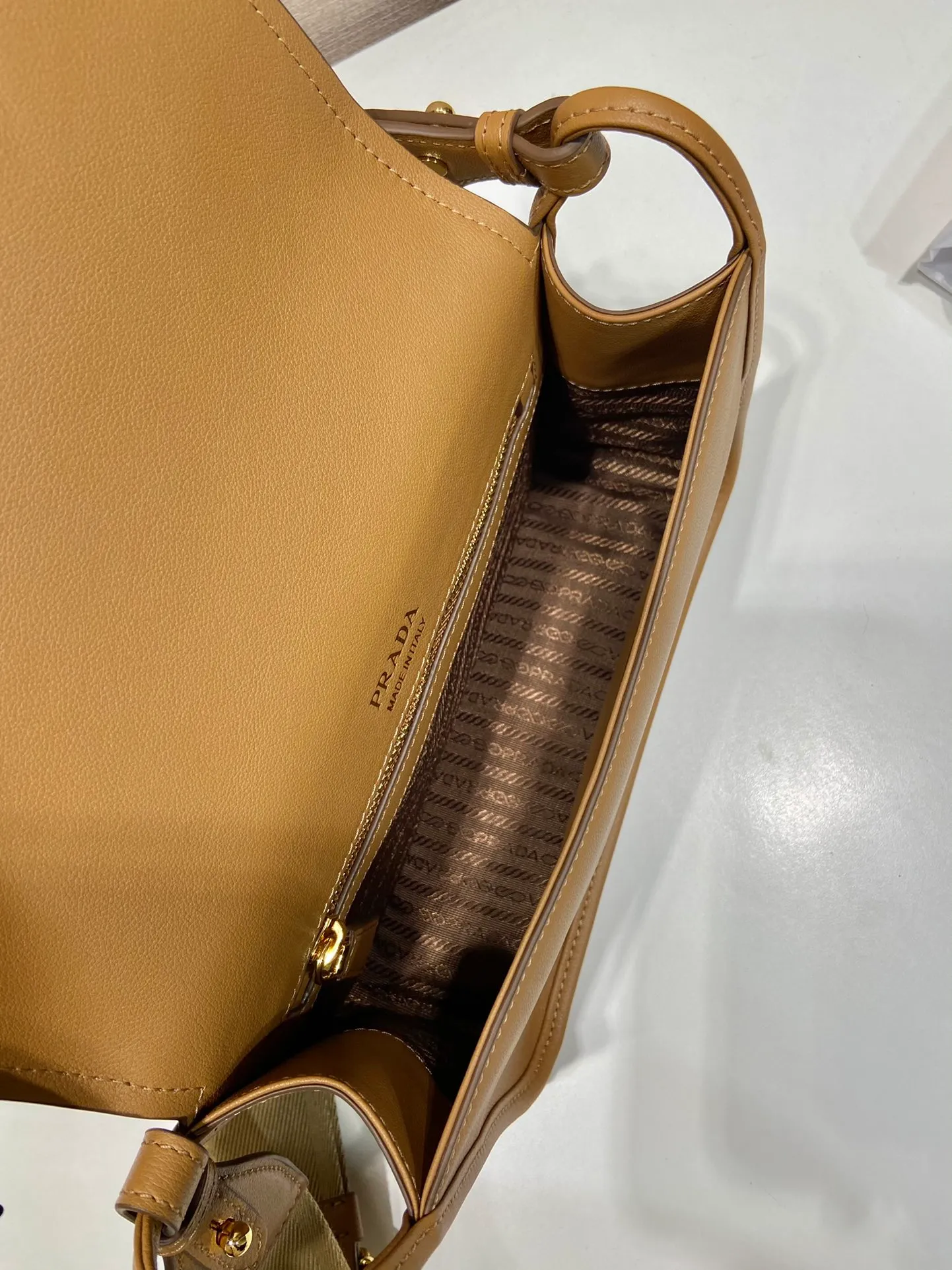 💰1760👏New double shoulder bag👏1BD372🎉 This leather shoulder bag has a simple design, made of imported calfskin, with a metal triangle logo and flip cover design on the front. It is equipped with 2 detachable logo webbing and leather shoulder straps, which can be exchanged at any time for different outfits and occasions😘😘to highlight its modern style. High fashion is the main fashion for daily matching. Hurry up and get it, it’s so beautiful👏👏 Length 23x Height 15x Bottom 8.5cm👏👏👏😘😘😘