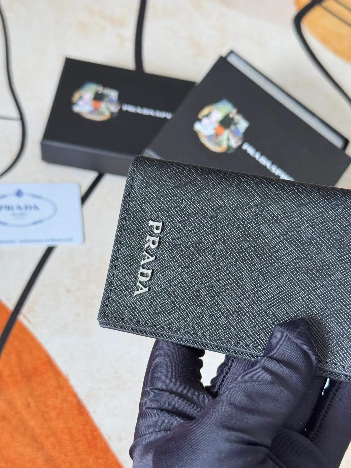 💰120💰prada cross pattern unisex card holder, can be placed in pockets, bags, and can be held in hand, made of cross pattern imported calfskin, pocket card holder, can hold change, 6 card slots, simple and elegant fashion trend. Model 2MC101, color as shown in the picture, size 11×7cm,