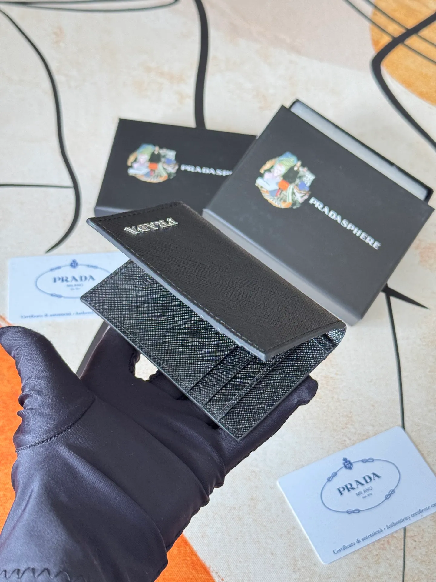 💰120💰prada cross pattern unisex card holder, can be placed in pockets, bags, and can be held in hand, made of cross pattern imported calfskin, pocket card holder, can hold change, 6 card slots, simple and elegant fashion trend. Model 2MC101, color as shown in the picture, size 11×7cm,