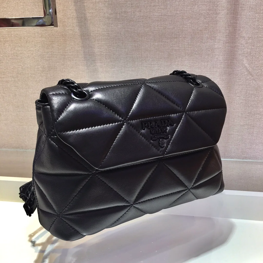 💰1760🎉Exclusive first release🎉1BD232 medium size😘Original item👍Made of imported lambskin, complex hand-embroidered 👍Super soft to the touch😘😘Hardware with same color finish, chain, letter logo. The chain of the same color comes with a leather shoulder strap, which can be worn diagonally or on one shoulder😘😘The three compartment design meets exquisite storage needs, is lightweight and practical, and has a large space capacity. It can be worn with everyday clothes, so beautiful🙊🙊Hurry up, goddesses😘😘Length 25X height 16x bottom 8cm👏👏👏💰💰💰