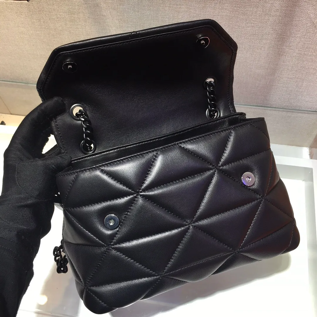 💰1760🎉Exclusive first release🎉1BD232 medium size😘Original item👍Made of imported lambskin, complex hand-embroidered 👍Super soft to the touch😘😘Hardware with same color finish, chain, letter logo. The chain of the same color comes with a leather shoulder strap, which can be worn diagonally or on one shoulder😘😘The three compartment design meets exquisite storage needs, is lightweight and practical, and has a large space capacity. It can be worn with everyday clothes, so beautiful🙊🙊Hurry up, goddesses😘😘Length 25X height 16x bottom 8cm👏👏👏💰💰💰