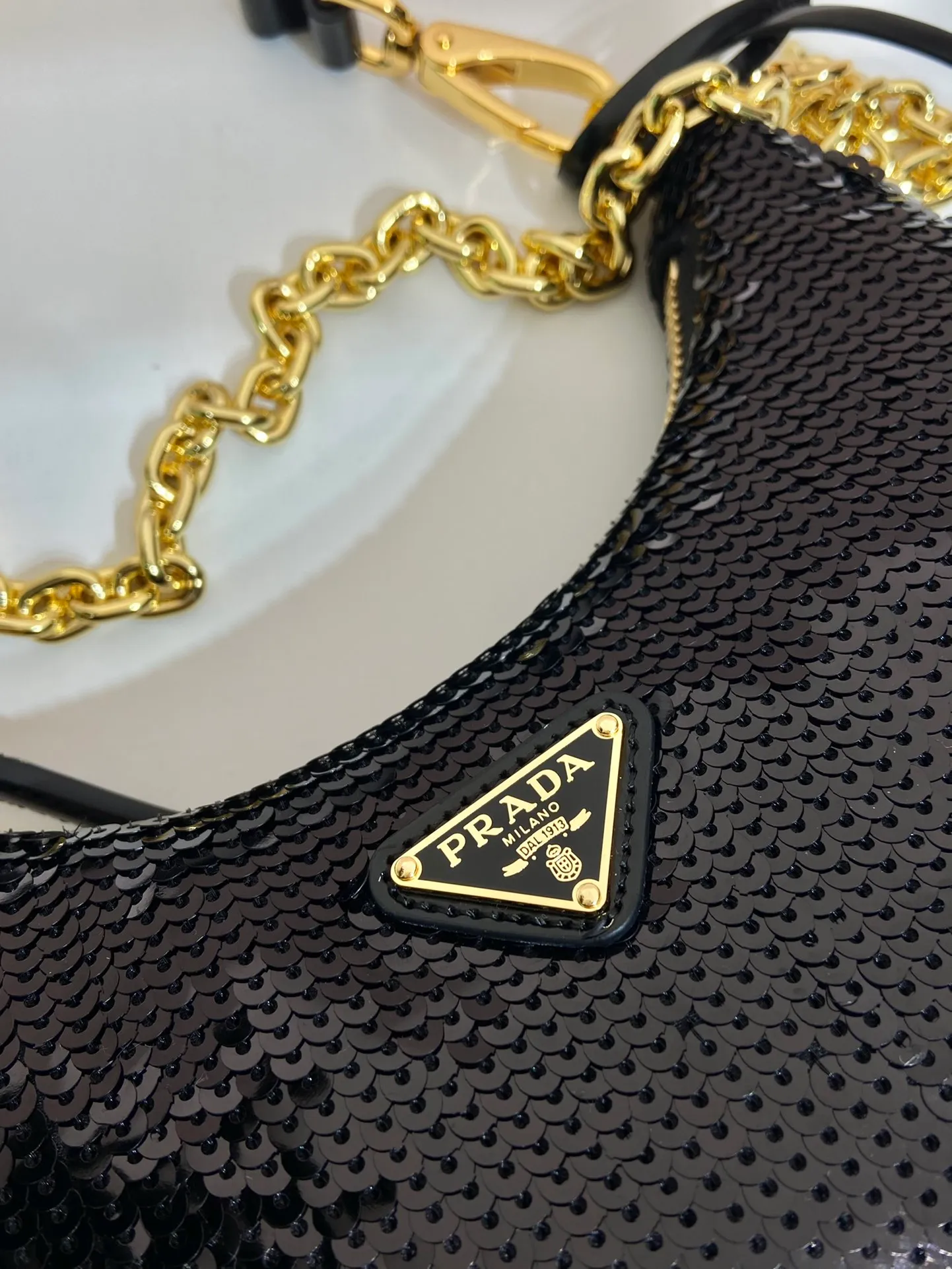 💰1140🎉Sequined Hobo🎉1BC204 Handbag/Underarm Bag/Crossbody Bag This sequined Hobo handbag/underarm bag/crossbody bag is very functional, three uses in one bag, perfect🎉🎉Using a combination of imported hand-embroidered sequins and satin materials. Look fashionable and elegant. The shoulder straps can be adjusted and switched at any time😘😘The upper body effect is beautiful, convenient and practical🎉🎉Hurry up and get it👏👏 Length 22x Height 18x ​​Bottom 6cm