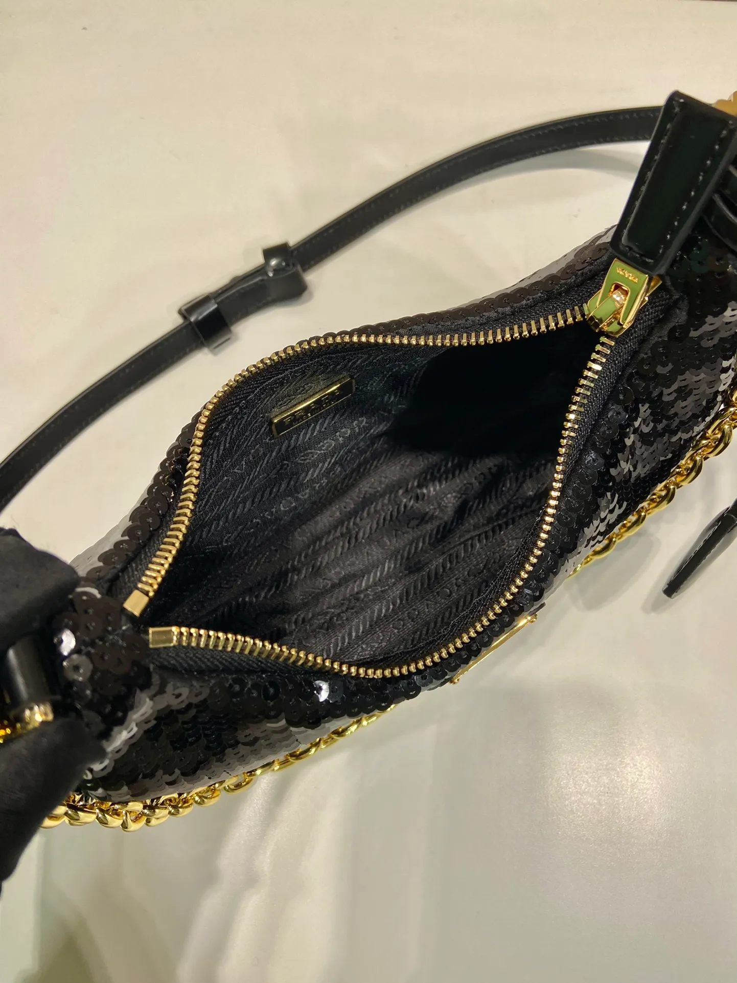 💰1140🎉Sequined Hobo🎉1BC204 Handbag/Underarm Bag/Crossbody Bag This sequined Hobo handbag/underarm bag/crossbody bag is very functional, three uses in one bag, perfect🎉🎉Using a combination of imported hand-embroidered sequins and satin materials. Look fashionable and elegant. The shoulder straps can be adjusted and switched at any time😘😘The upper body effect is beautiful, convenient and practical🎉🎉Hurry up and get it👏👏 Length 22x Height 18x ​​Bottom 6cm