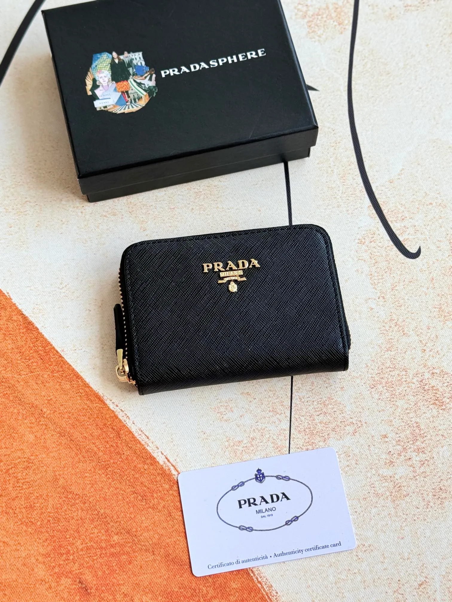 💰140💰 Comes with box PRADA’s popular genuine pickup bag [love] latest style in the counter, official website synchronization, genuine development, model 2MC553 #Color: black/pictured inner code 224 OEM code💋 Cross-grain cowhide texture is excellent, imported thread lining, exquisite and even routing, smooth oil edges, exquisite workmanship, size: 12/9/2.5cm with original packaging box Card]