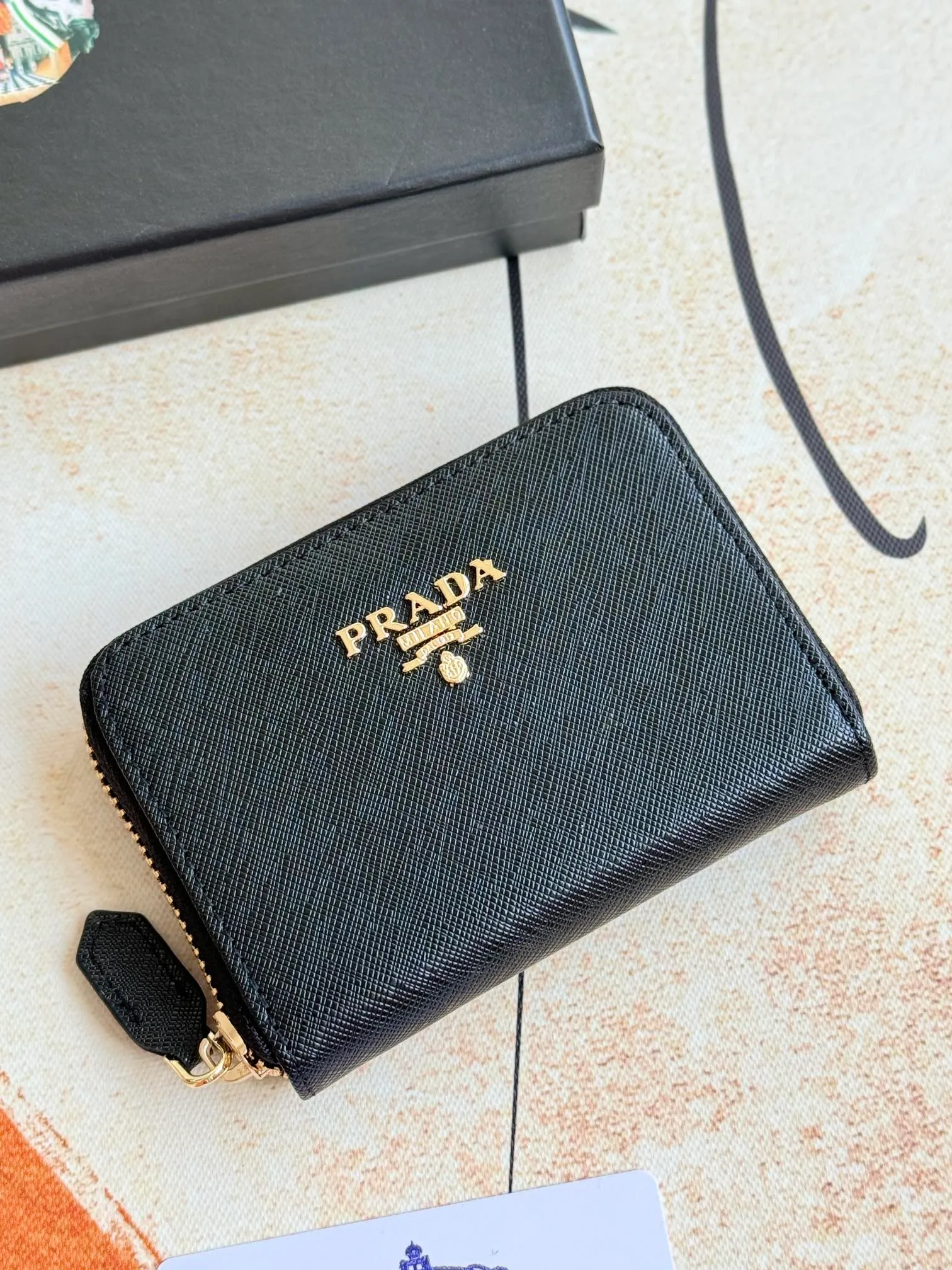 💰140💰 Comes with box PRADA’s popular genuine pickup bag [love] latest style in the counter, official website synchronization, genuine development, model 2MC553 #Color: black/pictured inner code 224 OEM code💋 Cross-grain cowhide texture is excellent, imported thread lining, exquisite and even routing, smooth oil edges, exquisite workmanship, size: 12/9/2.5cm with original packaging box Card]