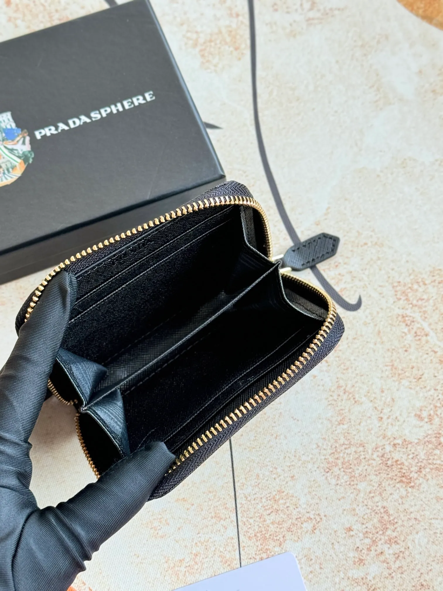 💰140💰 Comes with box PRADA’s popular genuine pickup bag [love] latest style in the counter, official website synchronization, genuine development, model 2MC553 #Color: black/pictured inner code 224 OEM code💋 Cross-grain cowhide texture is excellent, imported thread lining, exquisite and even routing, smooth oil edges, exquisite workmanship, size: 12/9/2.5cm with original packaging box Card]