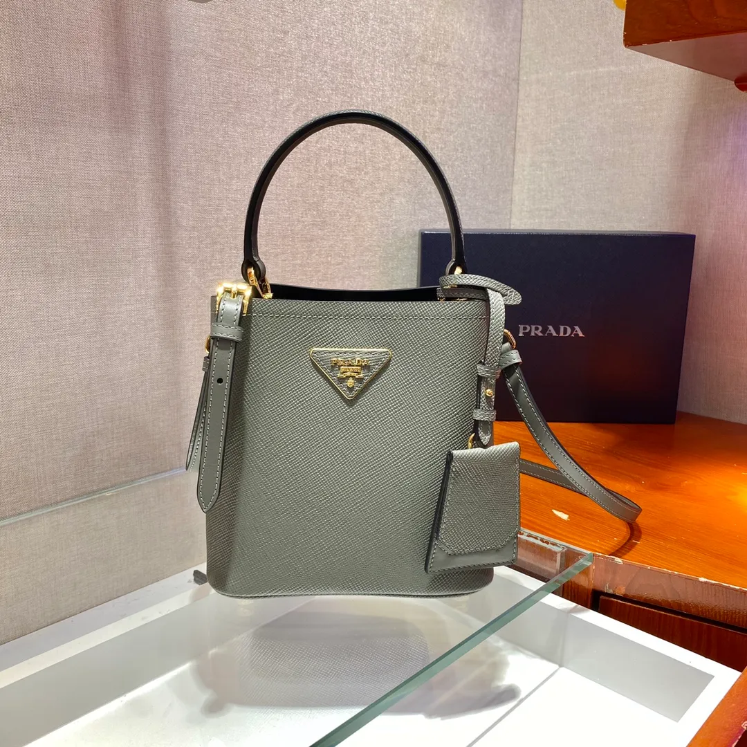 💰1700🔆Exclusive first launch🔆1BA217 mini size new color💋Original item🤙🤙Made of imported Saffiano leather material, removable shoulder strap, leather nameplate and metal logo complement each other. Leather-covered central pocket with magnetic buckle. Saffiano leather triangle logo. Contrast color nappa leather lining. This Double handbag has an elegant style, eye-catching and unique. It is also a popular style🙋🏻🙋🏻Length 17x Height 18X Bottom 10.5cm