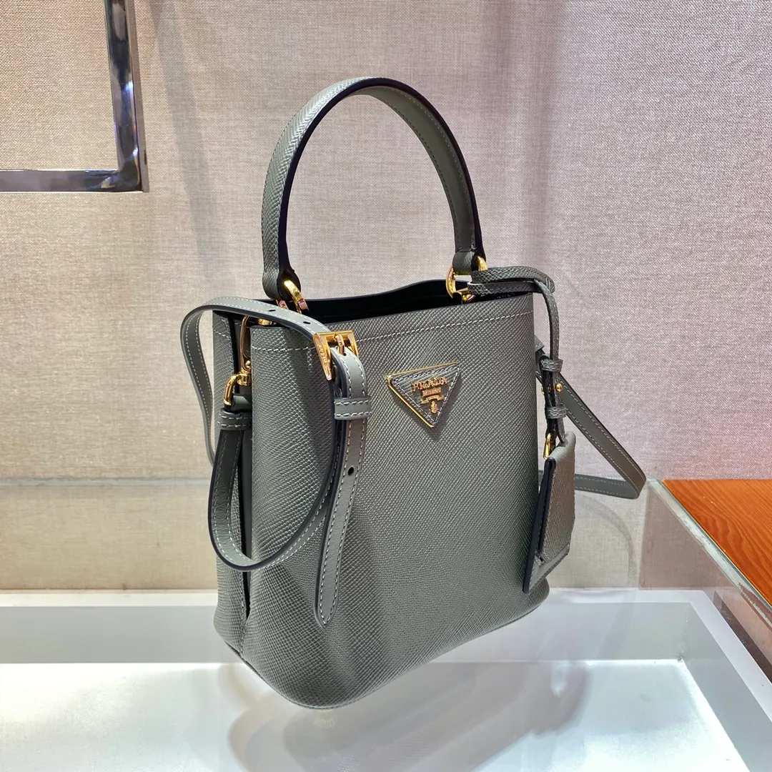 💰1700🔆Exclusive first launch🔆1BA217 mini size new color💋Original item🤙🤙Made of imported Saffiano leather material, removable shoulder strap, leather nameplate and metal logo complement each other. Leather-covered central pocket with magnetic buckle. Saffiano leather triangle logo. Contrast color nappa leather lining. This Double handbag has an elegant style, eye-catching and unique. It is also a popular style🙋🏻🙋🏻Length 17x Height 18X Bottom 10.5cm