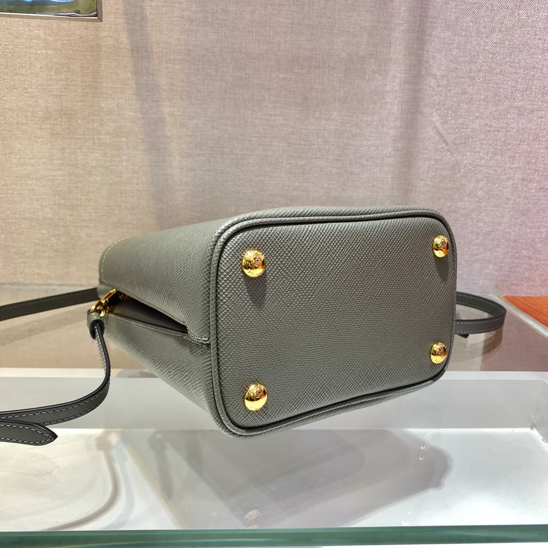 💰1700🔆Exclusive first launch🔆1BA217 mini size new color💋Original item🤙🤙Made of imported Saffiano leather material, removable shoulder strap, leather nameplate and metal logo complement each other. Leather-covered central pocket with magnetic buckle. Saffiano leather triangle logo. Contrast color nappa leather lining. This Double handbag has an elegant style, eye-catching and unique. It is also a popular style🙋🏻🙋🏻Length 17x Height 18X Bottom 10.5cm