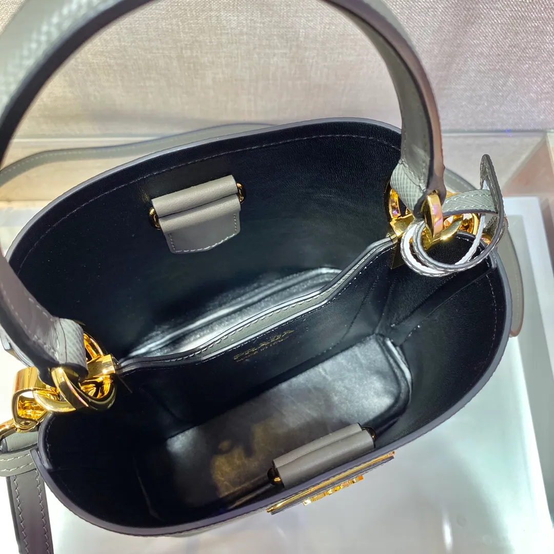 💰1700🔆Exclusive first launch🔆1BA217 mini size new color💋Original item🤙🤙Made of imported Saffiano leather material, removable shoulder strap, leather nameplate and metal logo complement each other. Leather-covered central pocket with magnetic buckle. Saffiano leather triangle logo. Contrast color nappa leather lining. This Double handbag has an elegant style, eye-catching and unique. It is also a popular style🙋🏻🙋🏻Length 17x Height 18X Bottom 10.5cm