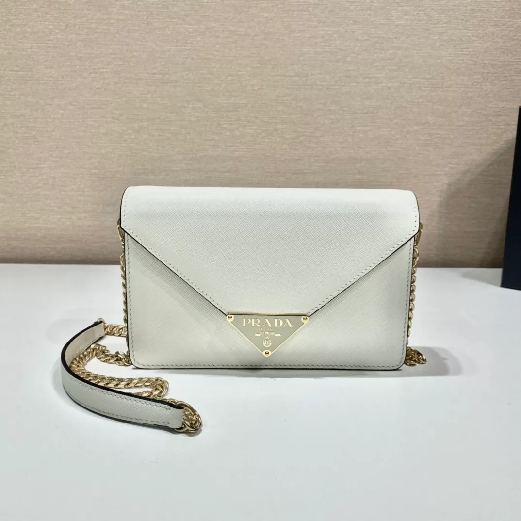 💰1320🎉New crossbody bag🎉1BD318🎉🎉 This clamshell shoulder bag is made of Saffiano leather with lambskin interior. Showing ingenious design, the soft design is visible at a glance. The tip of the flap closure is decorated with an enameled metal triangle logo, and comes with a detachable long shoulder strap/can also be used as a handbag😘😘Exquisite and charming, simple and elegant, worth owning. Hurry up and get it🎉🎉 Length 21.5x Height 14x Bottom 4cm🎉🎉🎉👏👏👏