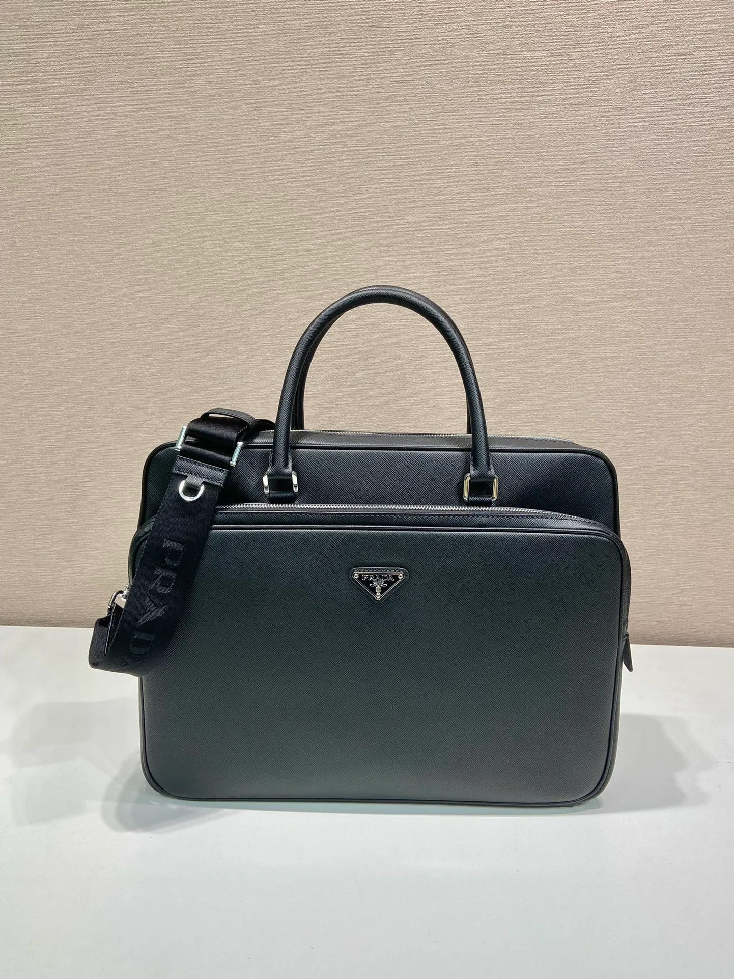💰2100🎉New Briefcase🎉🎉2VE021🎉 This elegant and sophisticated briefcase features a large front pocket and a removable nylon shoulder strap for a functional structure. There are many compartments, and the body of the bag is made of branded Saffiano leather. It is simple and elegant, and it is a popular style that will never go out of style🎉🎉 Length 37x Height 28x Bottom 8.5cm