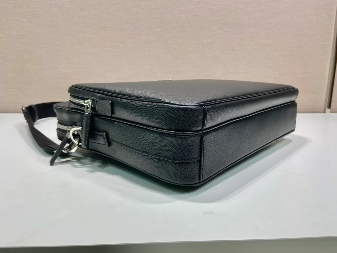 💰2100🎉New Briefcase🎉🎉2VE021🎉 This elegant and sophisticated briefcase features a large front pocket and a removable nylon shoulder strap for a functional structure. There are many compartments, and the body of the bag is made of branded Saffiano leather. It is simple and elegant, and it is a popular style that will never go out of style🎉🎉 Length 37x Height 28x Bottom 8.5cm